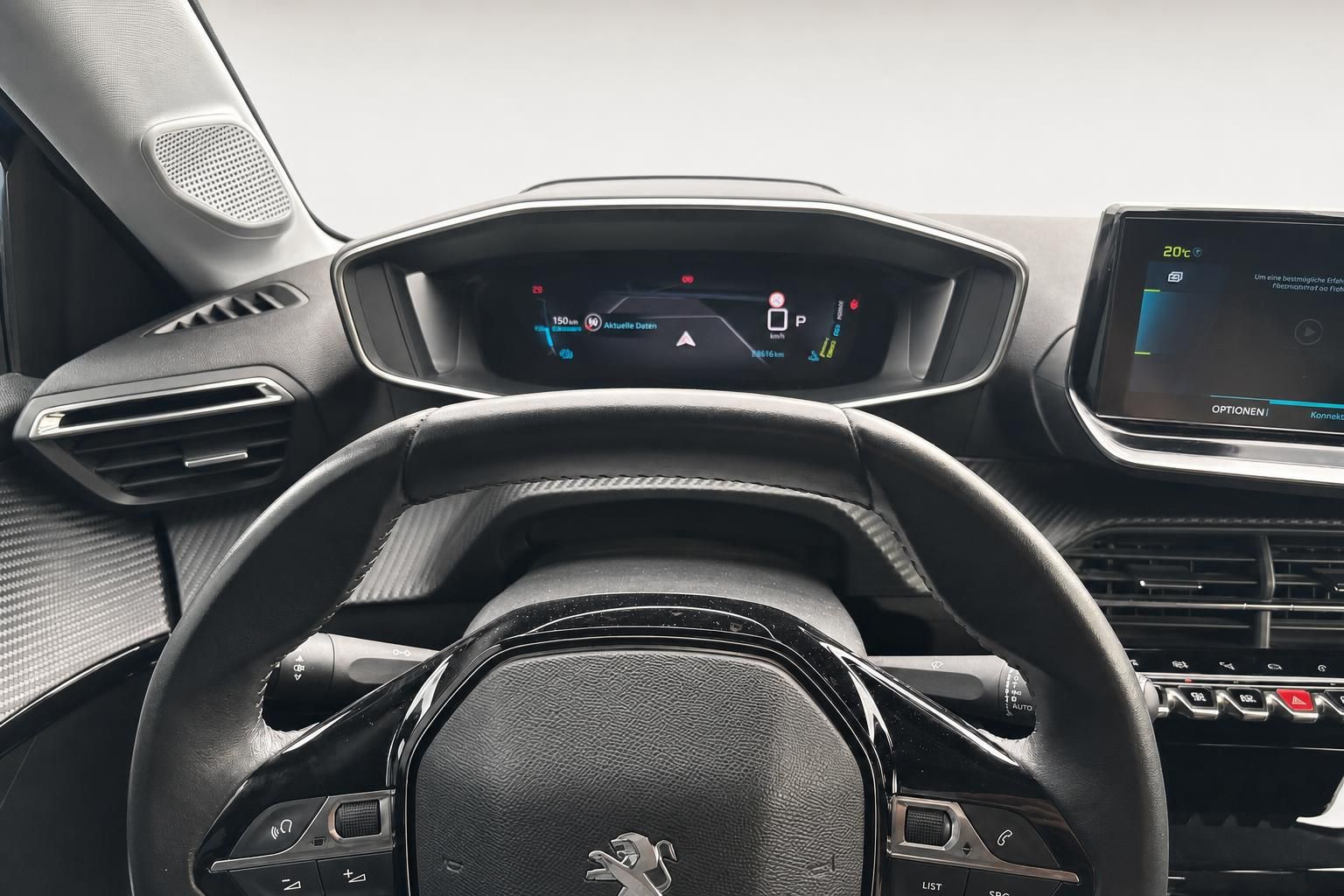 Digitales Kombiinstrument und Lenkrad mit Peugeot-Logo im Cockpit