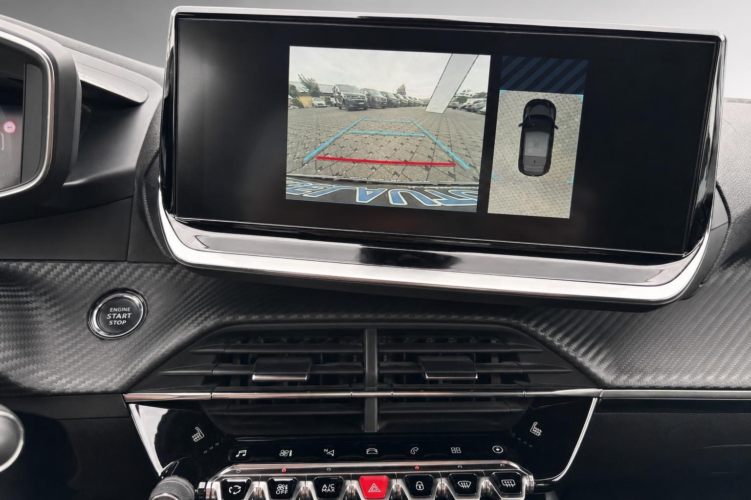 Rückfahrkamera mit 360-Grad-Ansicht im Infotainment-Display des Fahrzeugs