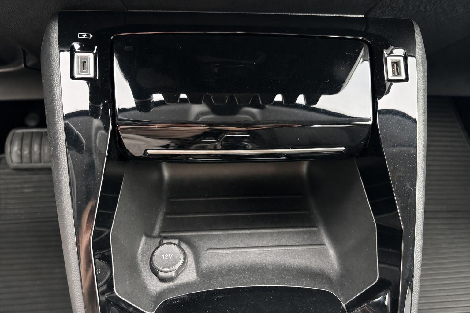 Mittelkonsole mit USB-Anschlüssen und 12V-Steckdose im Fahrzeuginnenraum