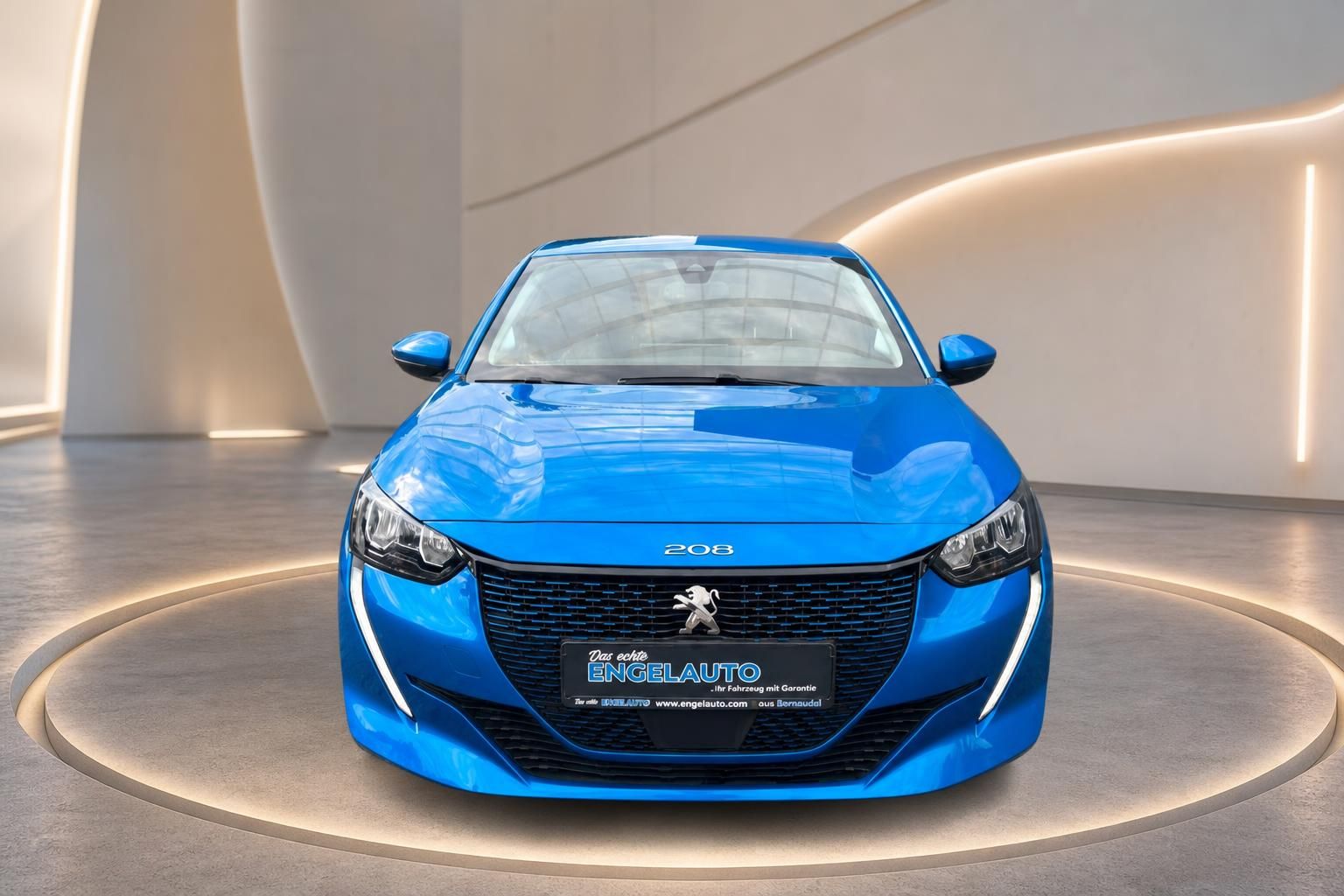 Peugeot 208 blau Frontansicht mit Kennzeichenhalter Engelauto