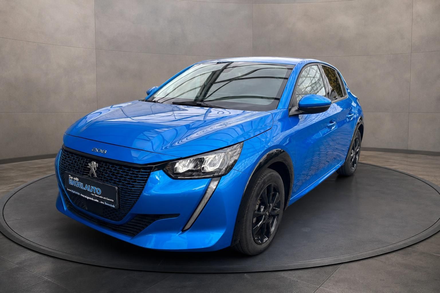 Peugeot 208 blau Frontansicht schräg im Autohaus Engelauto