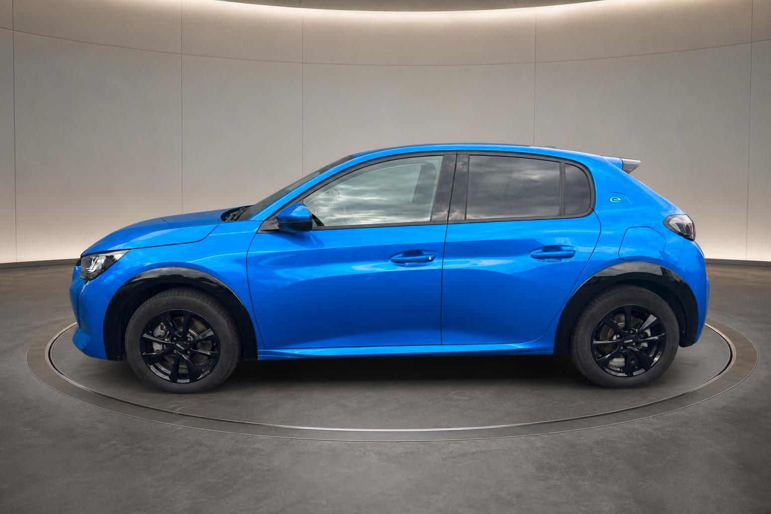 Peugeot 208 blau Seitenansicht im Showroom auf Drehteller