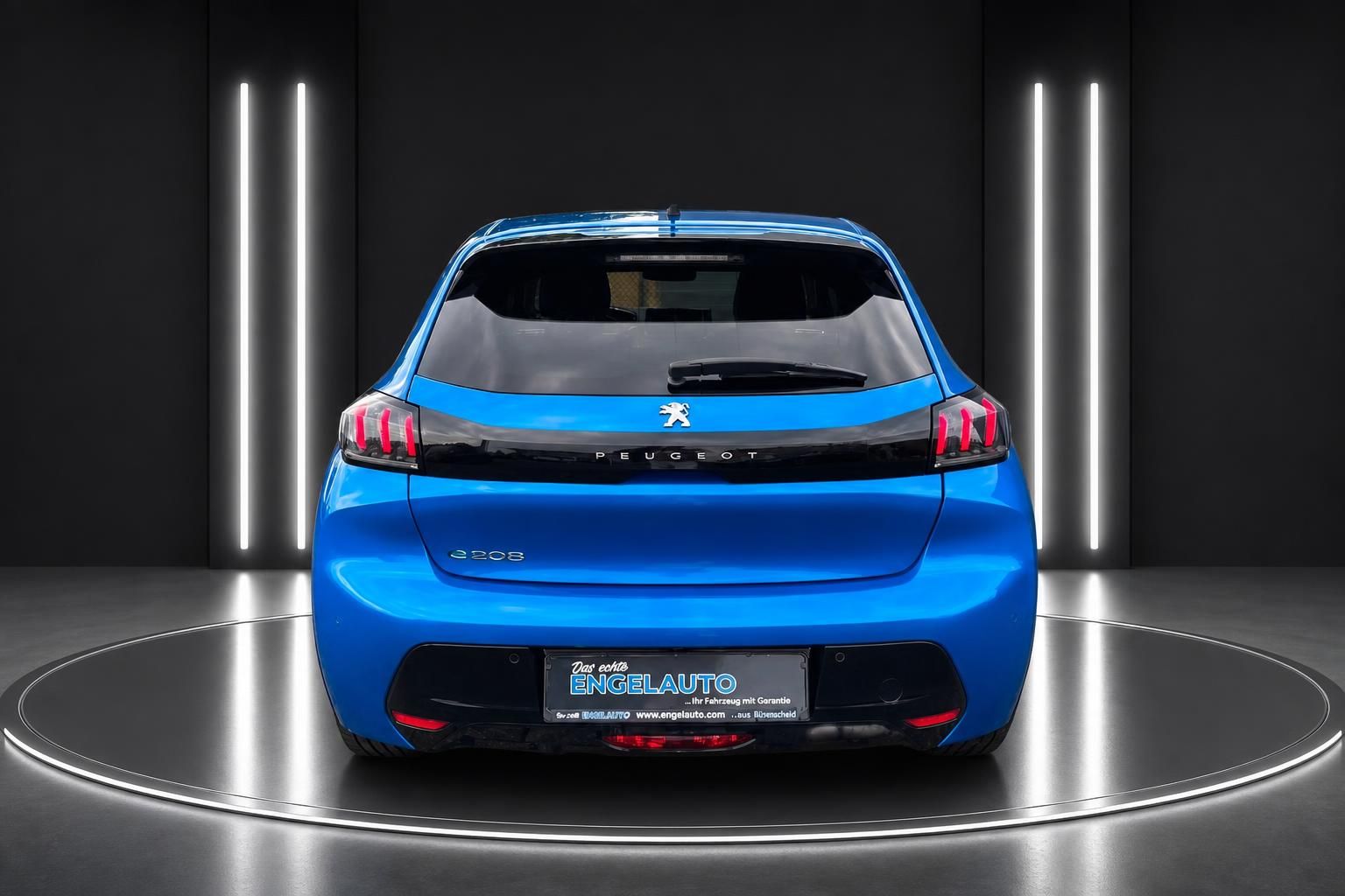 Peugeot e-208 blau Heckansicht mit LED-Rueckleuchten im Studio