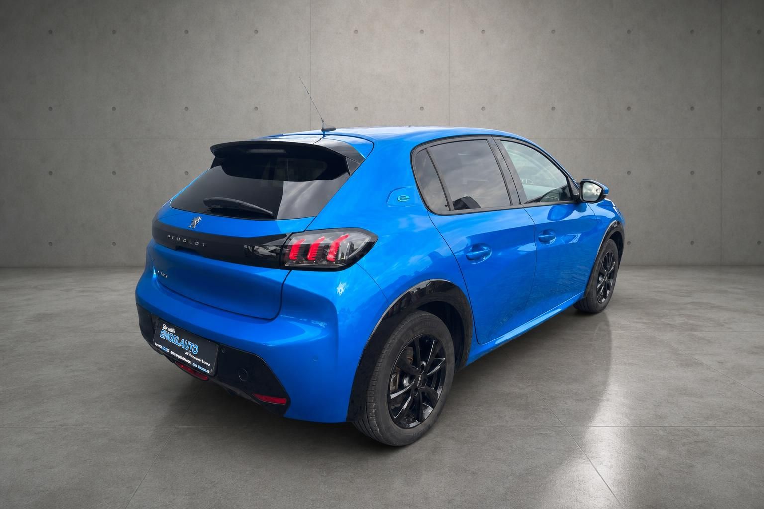 Peugeot e-208 blau Heck-Seitenansicht mit schwarzen Alufelgen