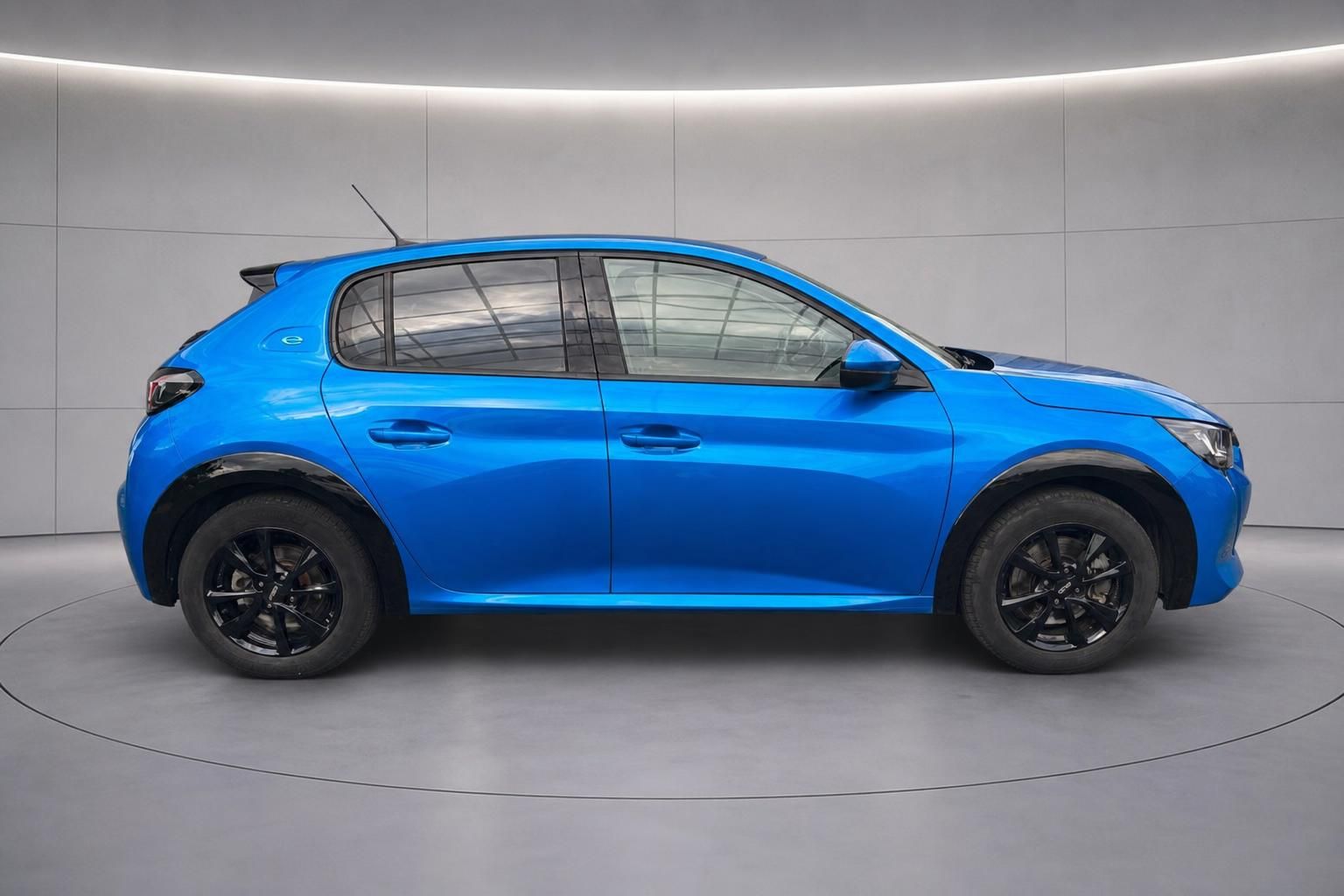 Peugeot e-208 blau Seitenansicht Elektroauto Kompaktwagen