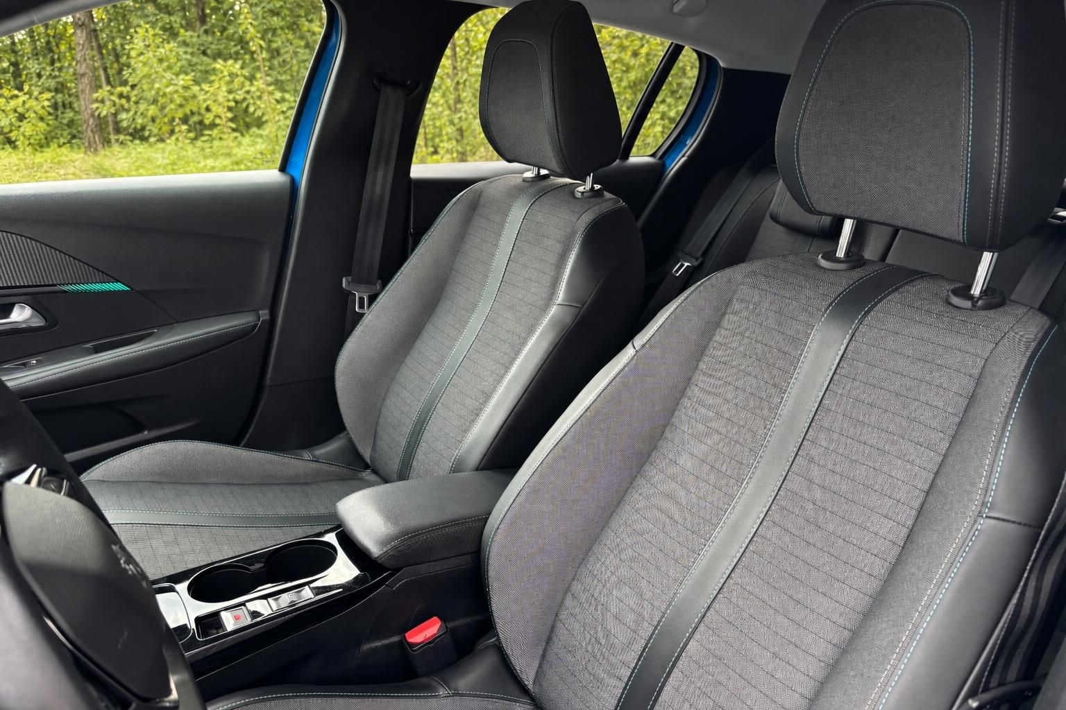 Peugeot e-208 Innenraum Vordersitze mit Stoff-Leder-Polsterung