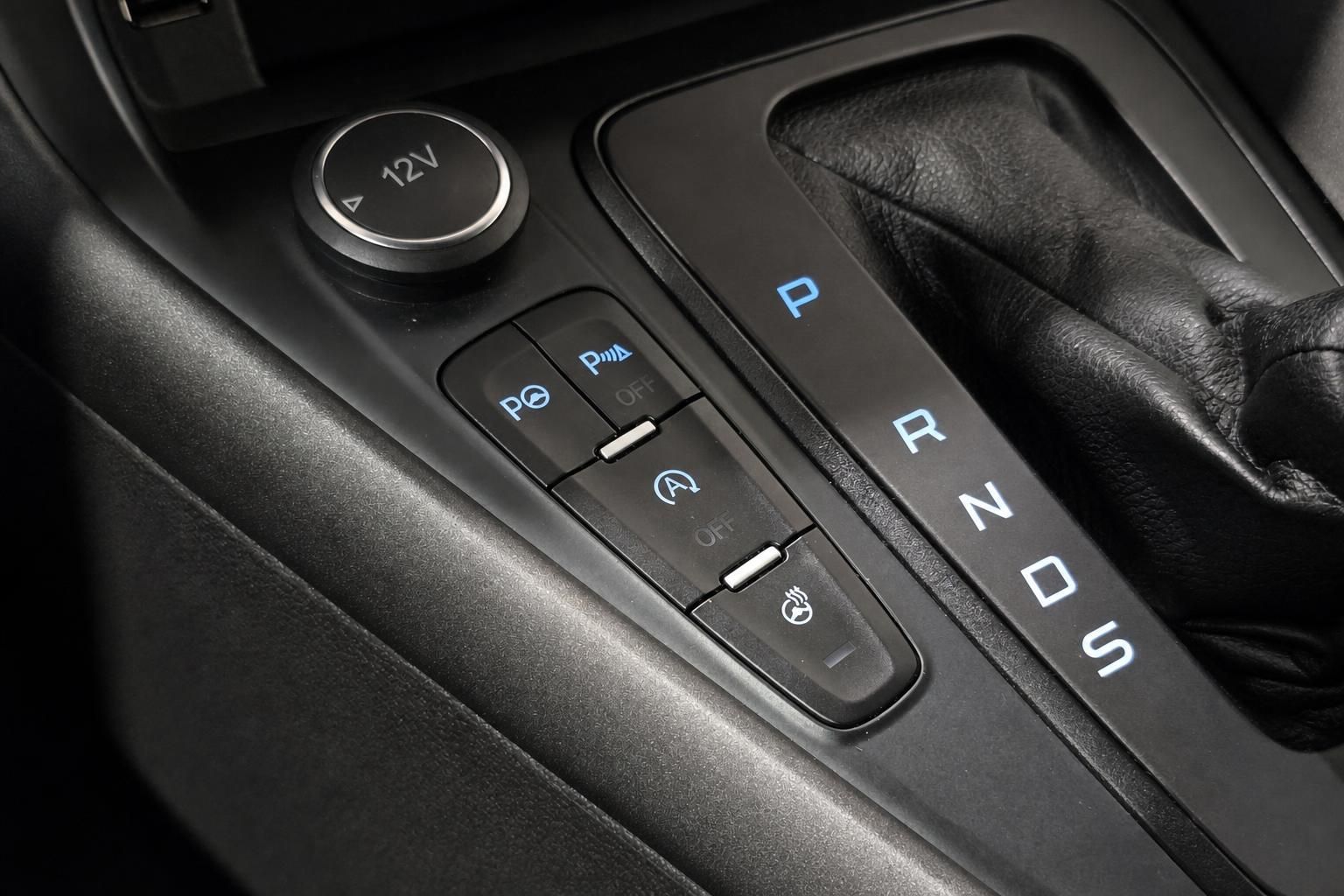 Ford Automatik-Schalthebel mit Bedienelementen im Innenraum