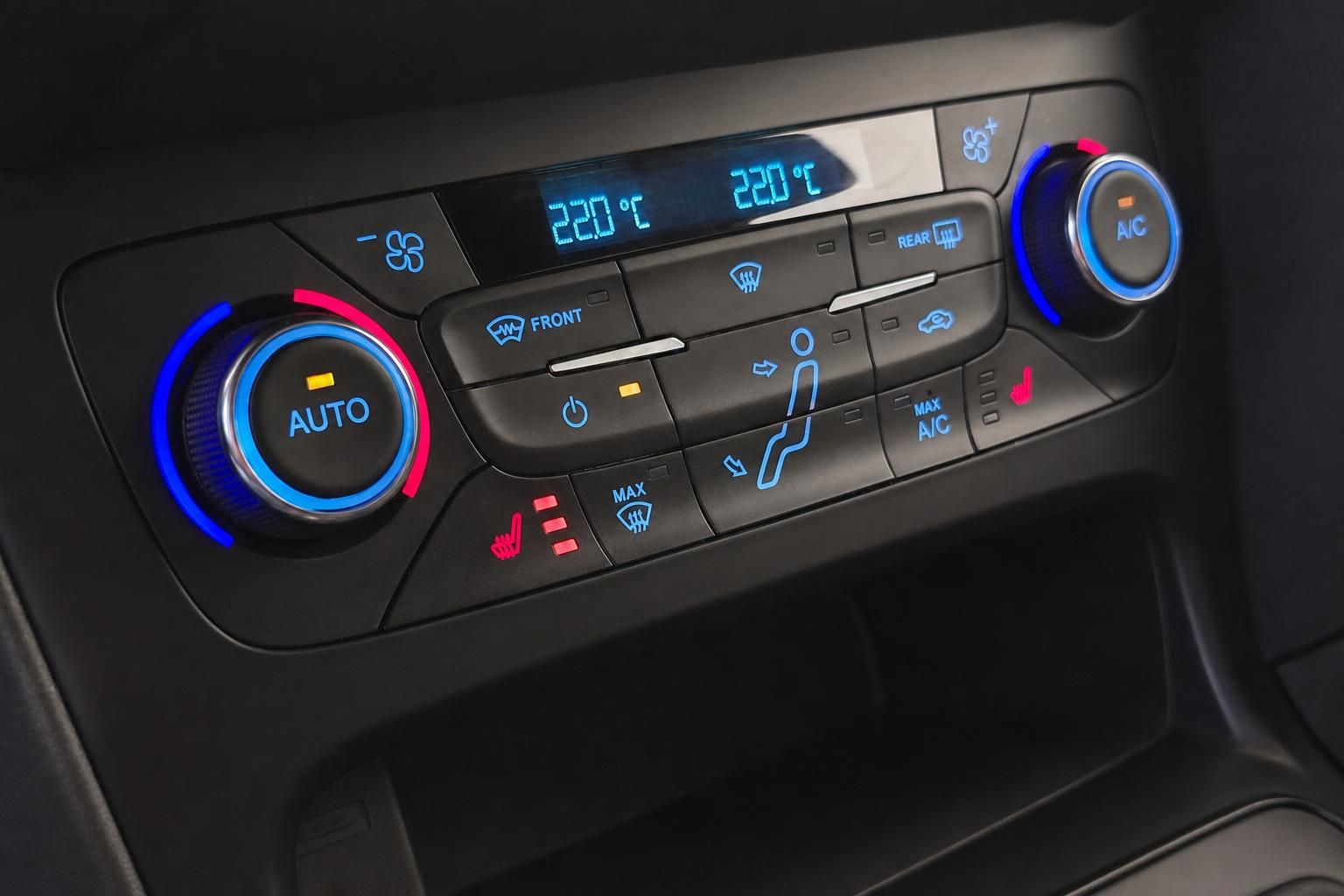 Ford Klimaautomatik Bedienfeld im Fahrzeuginnenraum