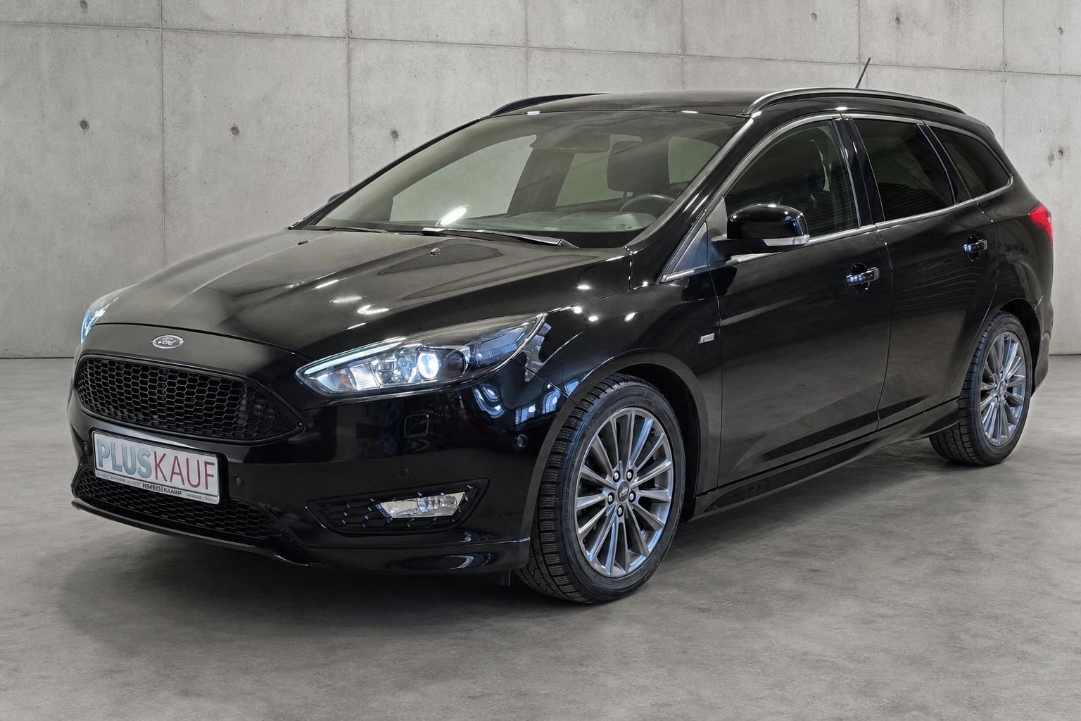 Ford Focus Turnier schwarz Frontansicht seitlich in Halle