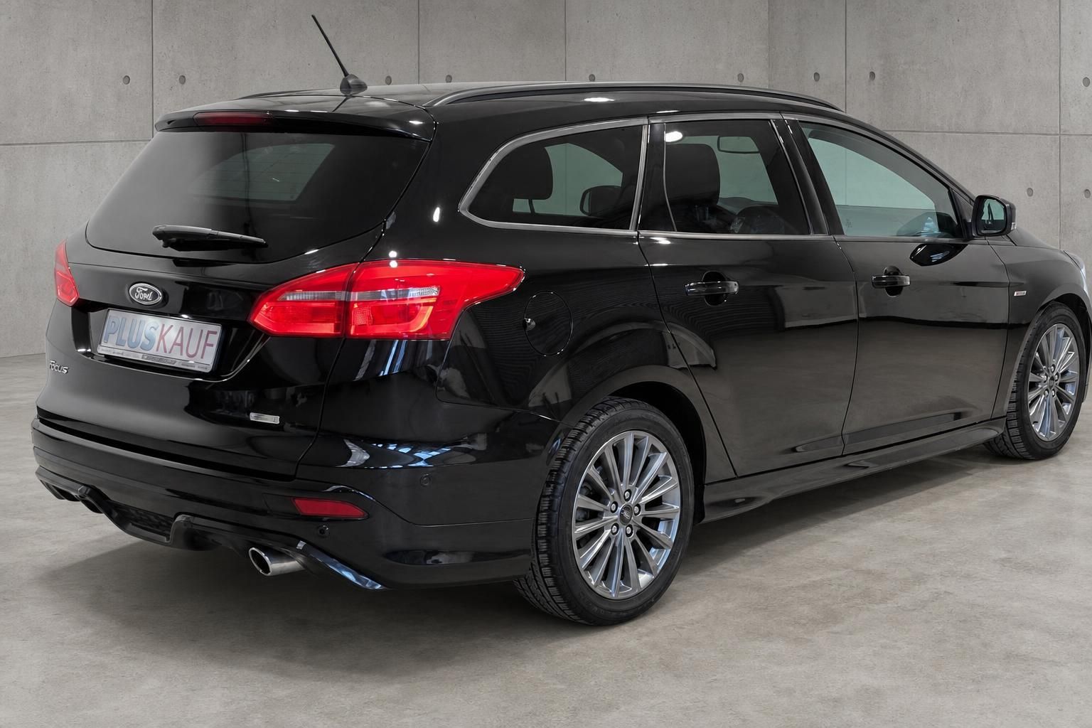 Ford Focus Turnier schwarz Heckansicht seitlich mit Leichtmetallfelgen