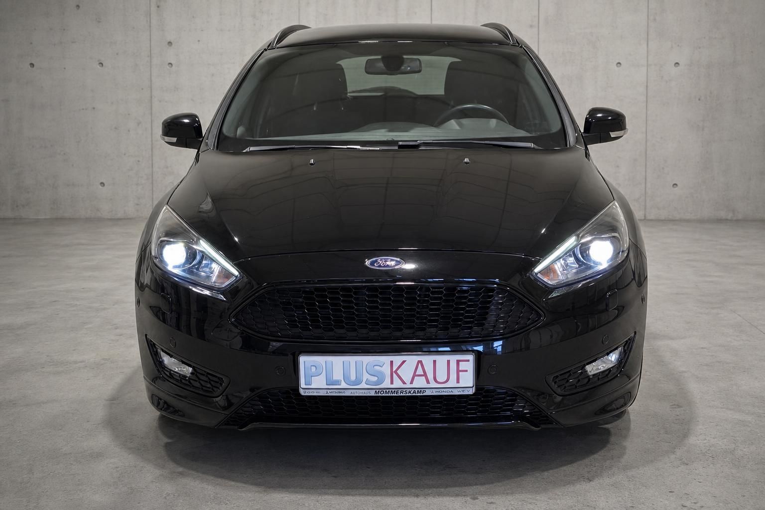 Ford Focus Turnier schwarz Frontansicht mit LED-Scheinwerfern