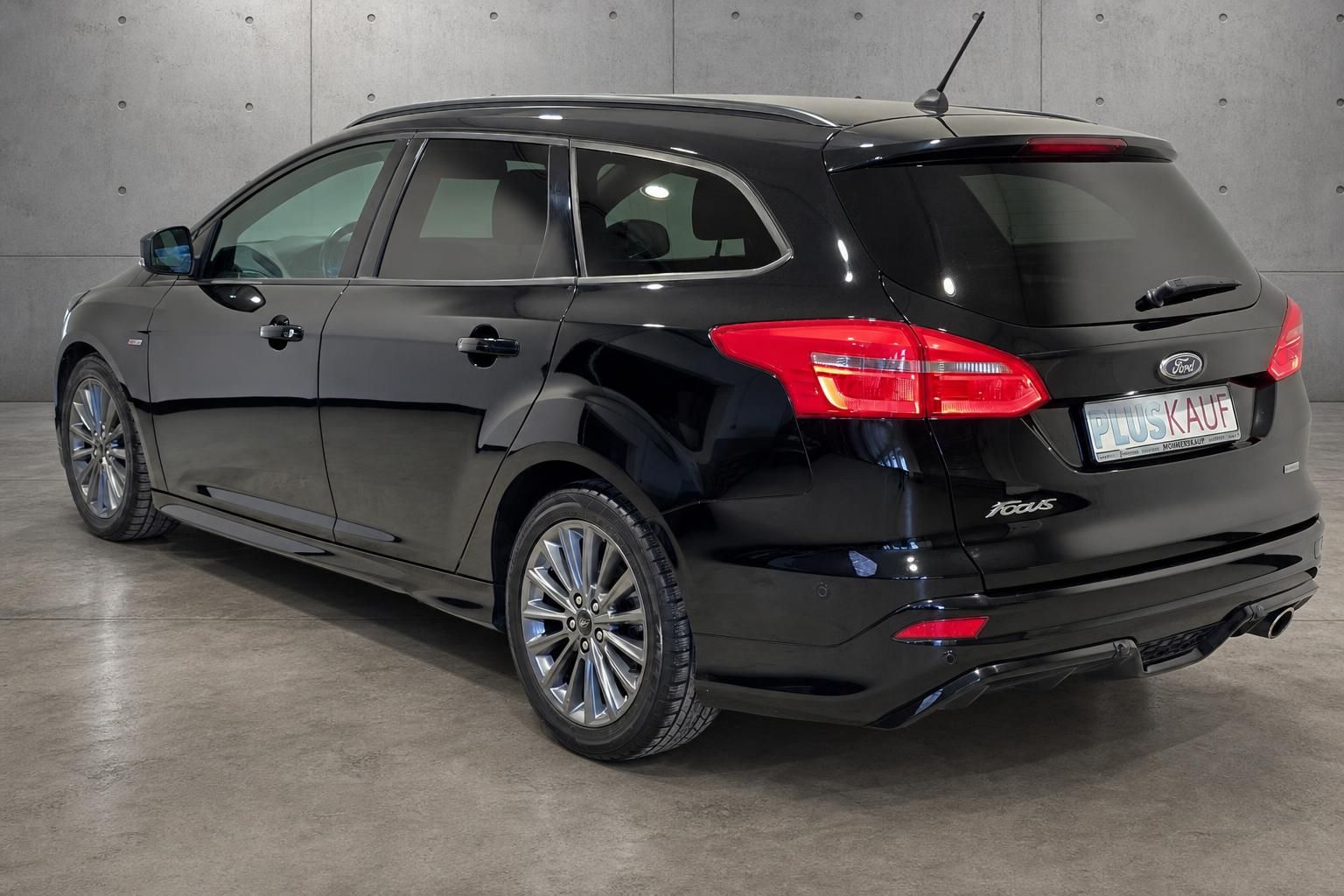 Ford Focus Turnier schwarz Heckansicht mit Rückleuchten Detail