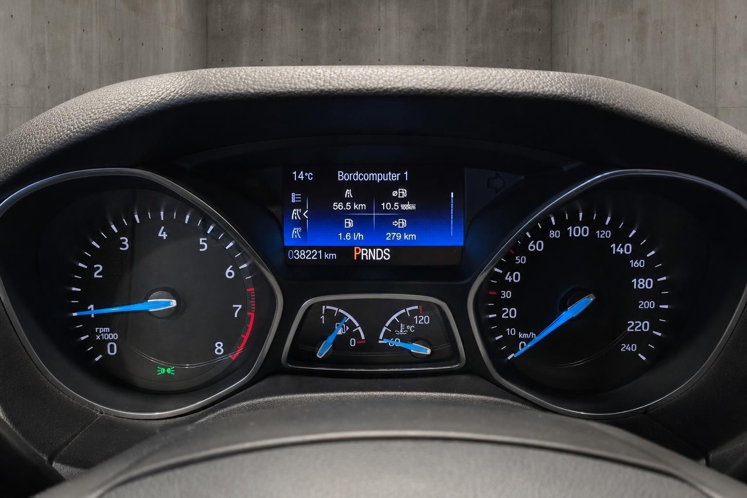 Ford Focus Cockpit Tacho und Bordcomputer Innenraum Detail