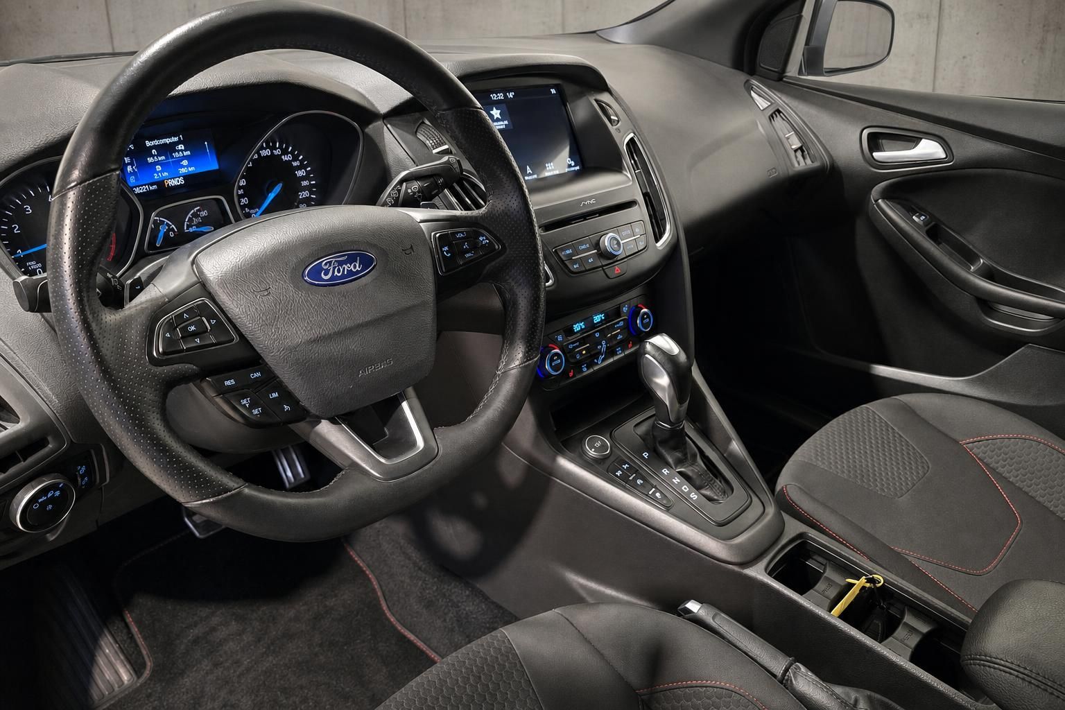 Ford Focus Cockpit mit Lenkrad, Schaltung und Klimabedienung im Detail