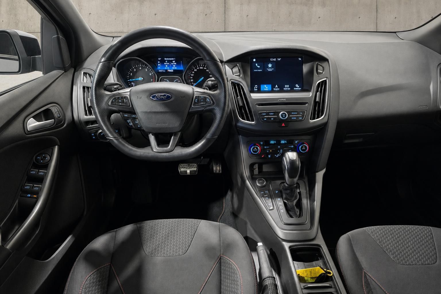 Ford Focus Innenraum mit Cockpit, Lenkrad und Touchscreen-Navigation