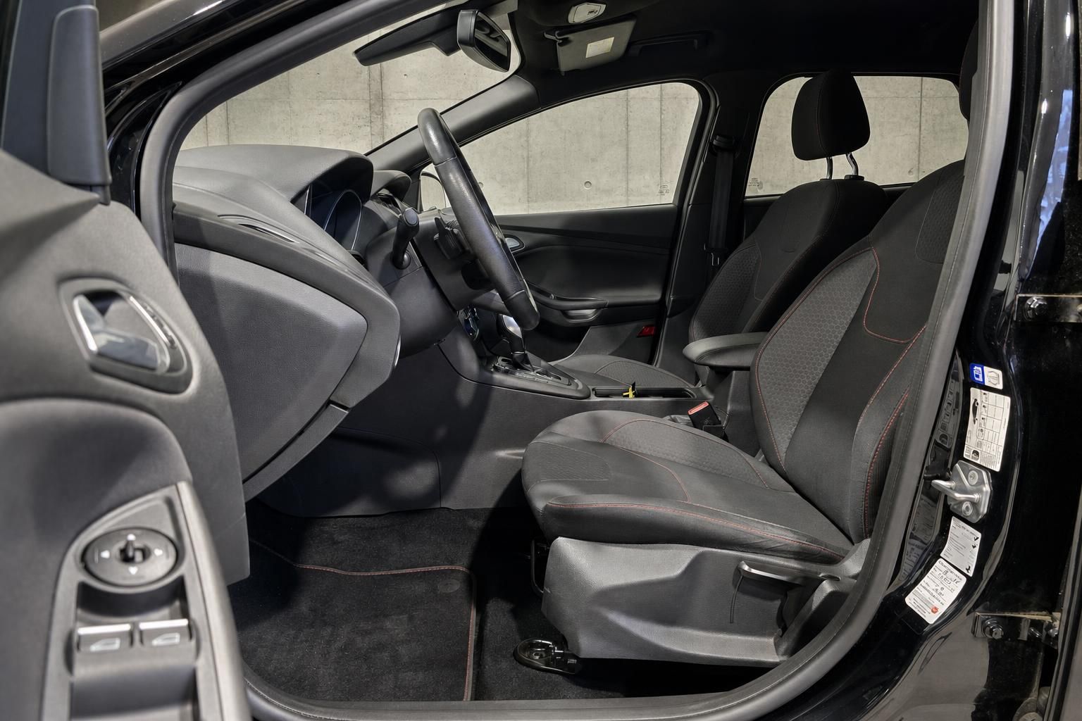 Ford Focus Fahrersitz und Cockpit, Blick durch geoeffnete Fahrertuer