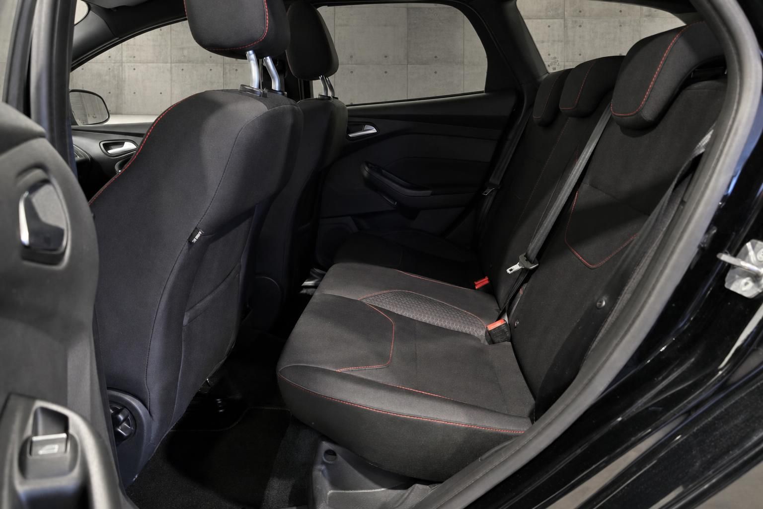 Ford Focus Ruecksitzbank mit rot abgesetzten Naehten im Innenraum