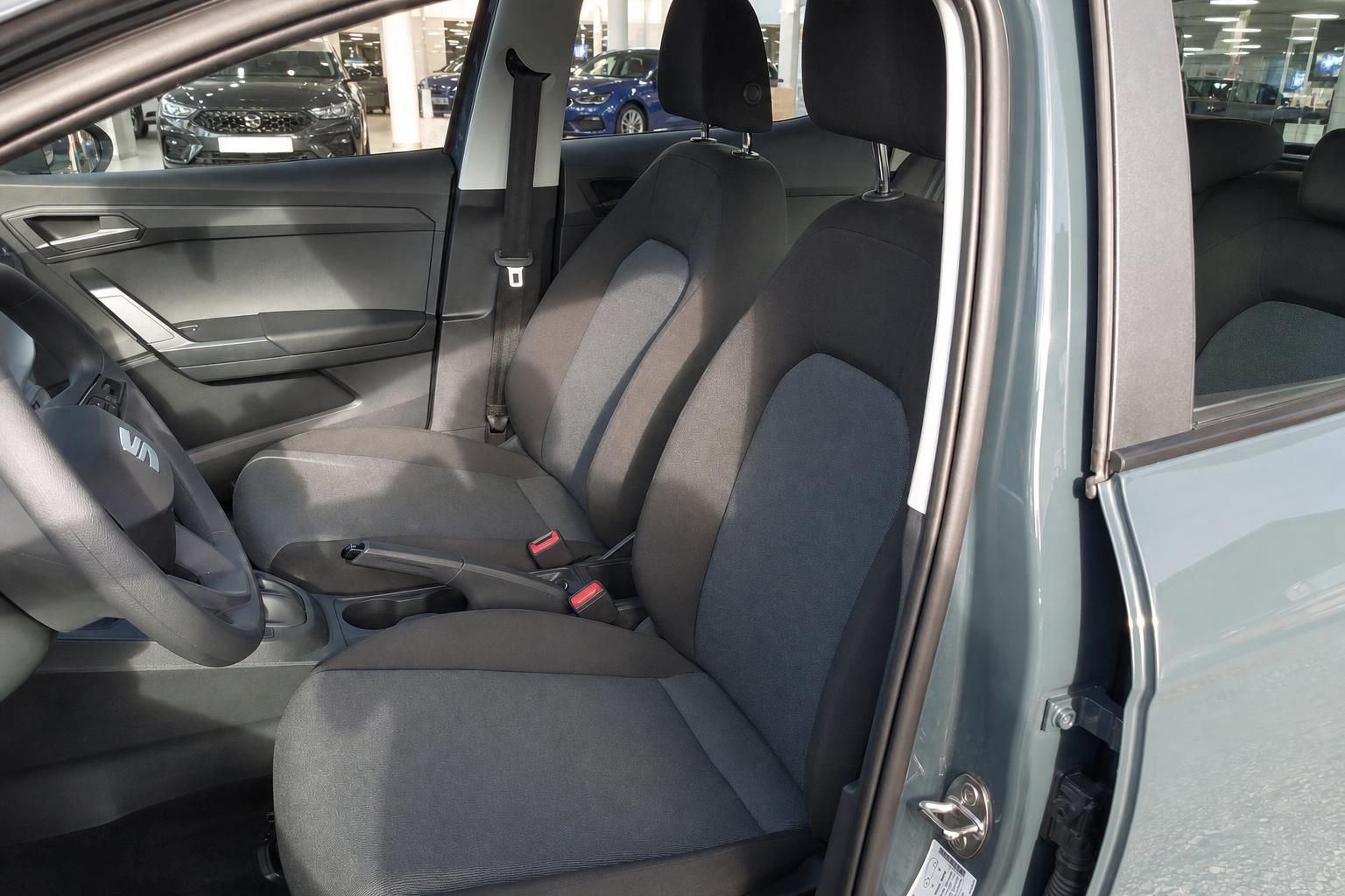 SEAT Innenraum Vordersitze und Fahrerkabine Ansicht