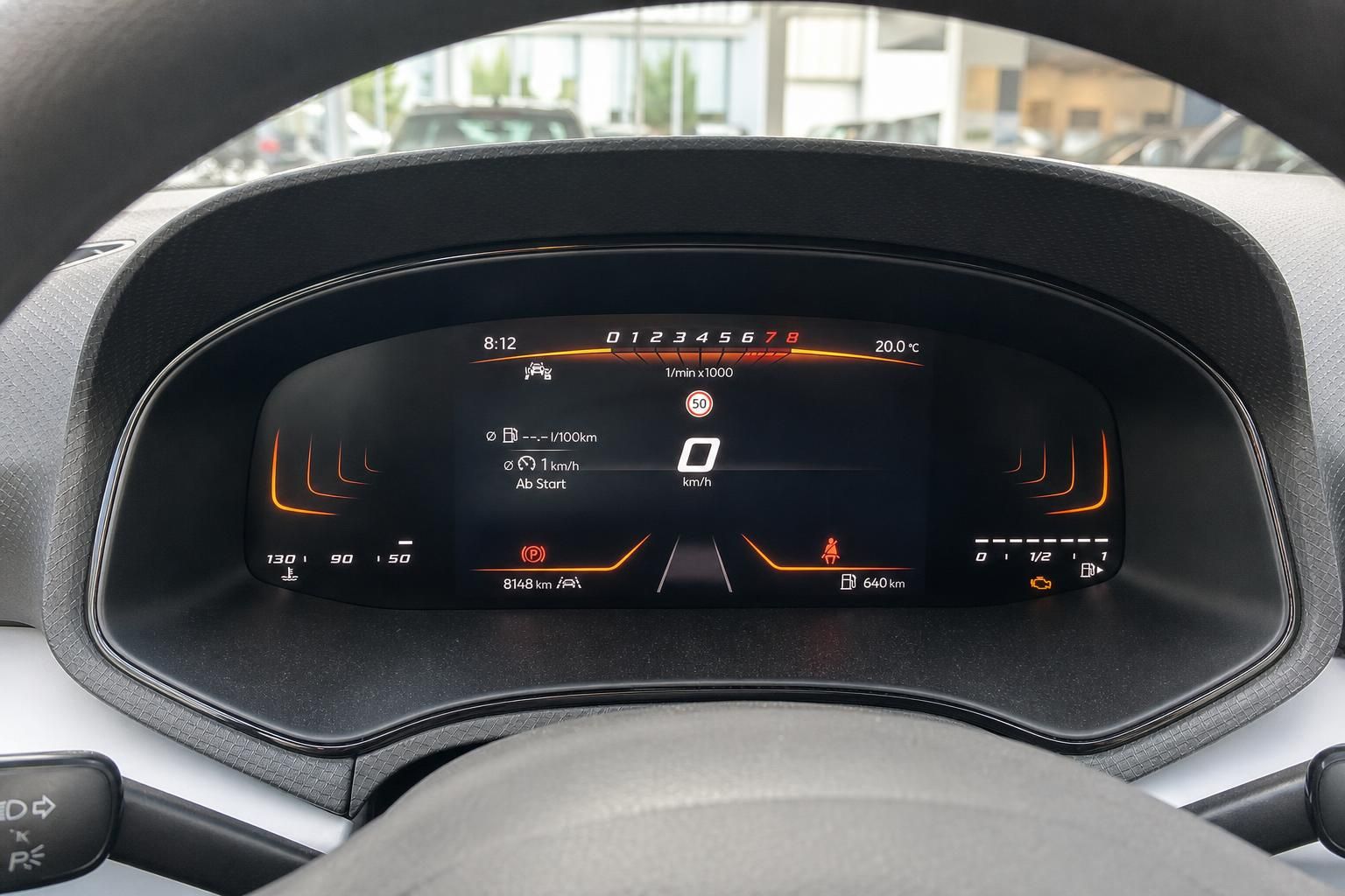 Digitales Kombiinstrument mit Tachoanzeige und Bordcomputerdaten