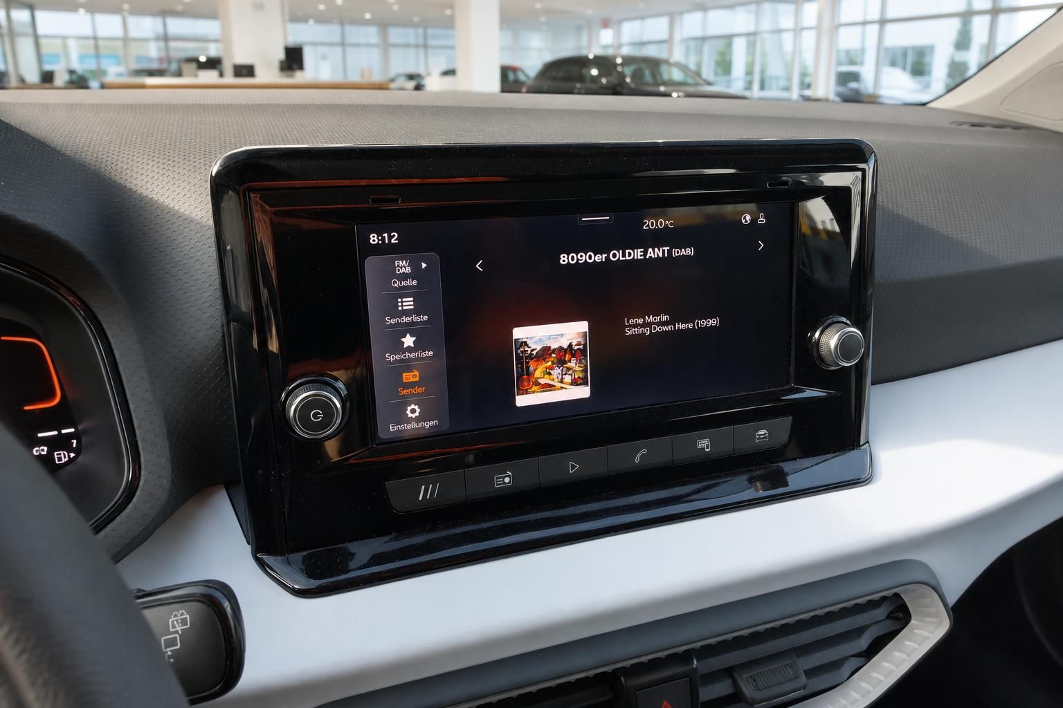 Infotainment-Bildschirm mit Radioanzeige im Fahrzeug-Cockpit