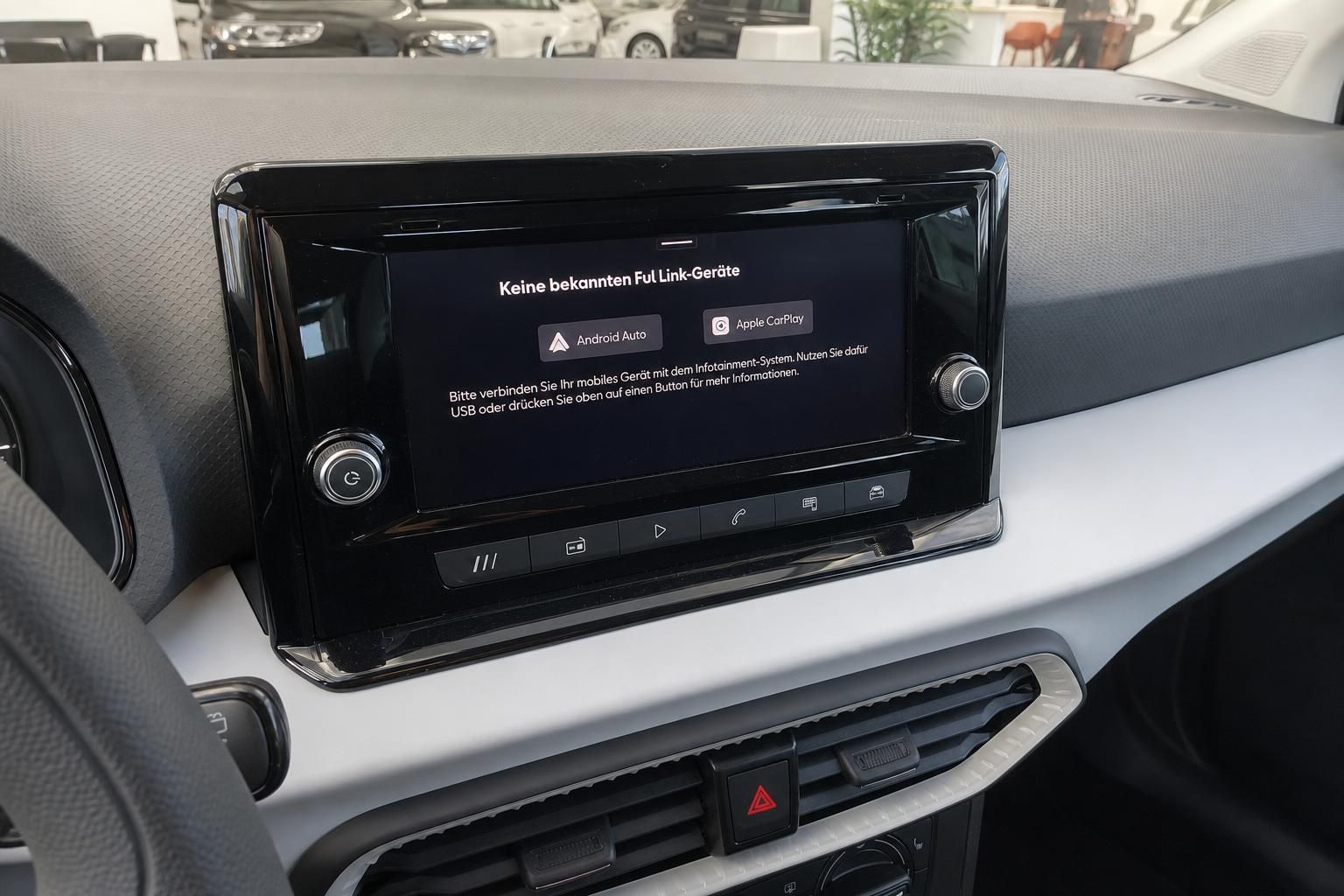 Touchscreen-Display mit Android Auto und Apple CarPlay Anschlussoptionen