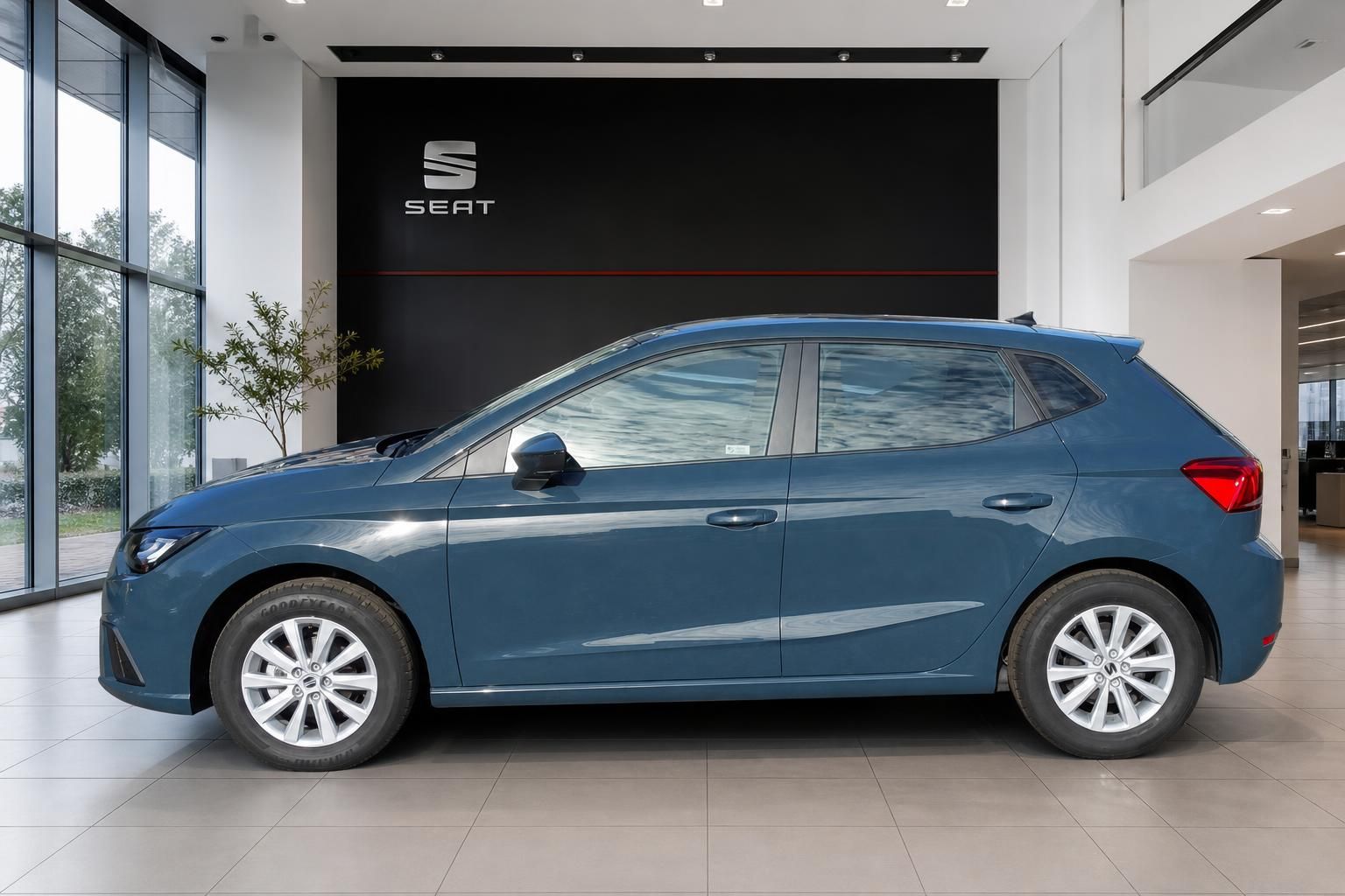SEAT Ibiza blau Seitenansicht im Autohaus vor SEAT Logo