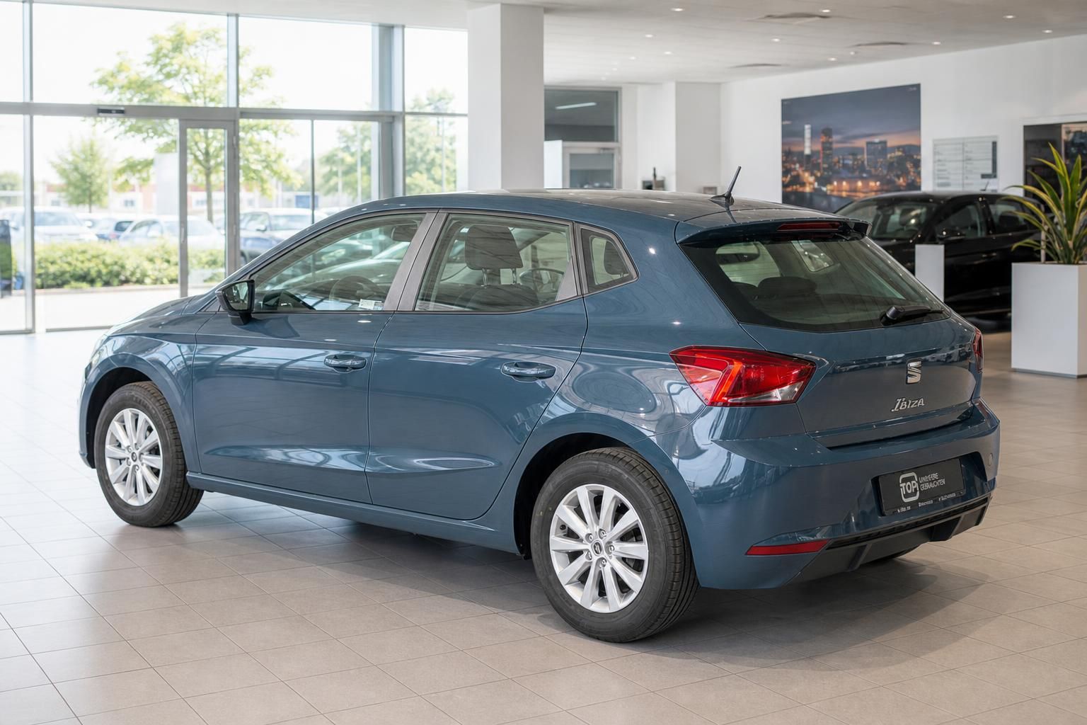 SEAT Ibiza blau Heckansicht seitlich im Autohaus Showroom