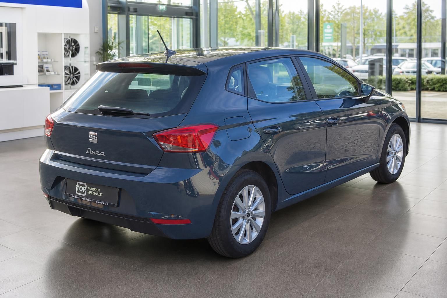 SEAT Ibiza dunkelblau Heckansicht schraeg im Showroom
