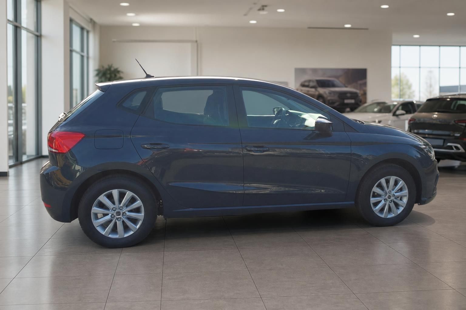 SEAT Ibiza dunkelblau Seitenansicht im Autohaus Showroom