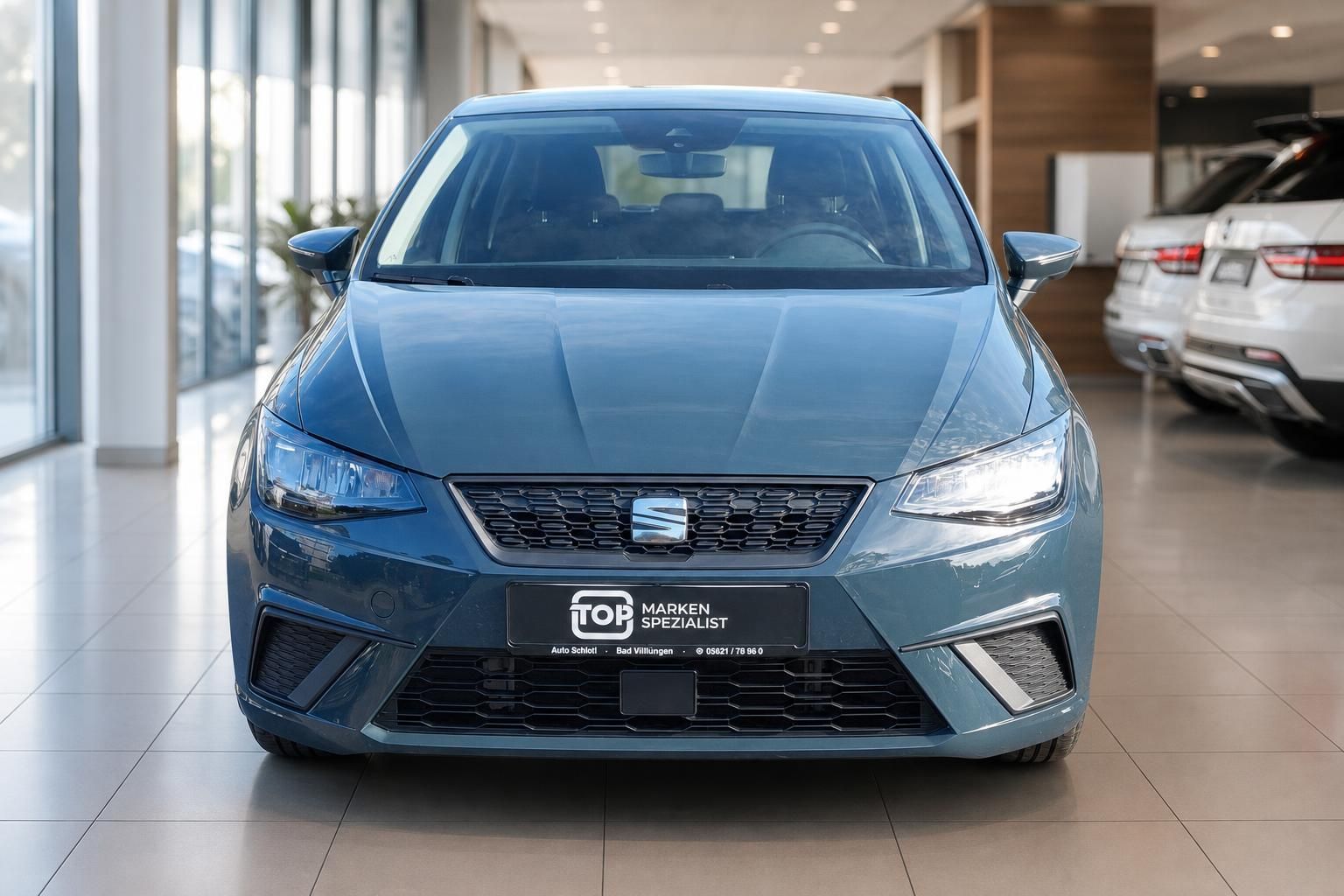 SEAT Ibiza blau Frontansicht mit Kennzeichenhalter im Showroom