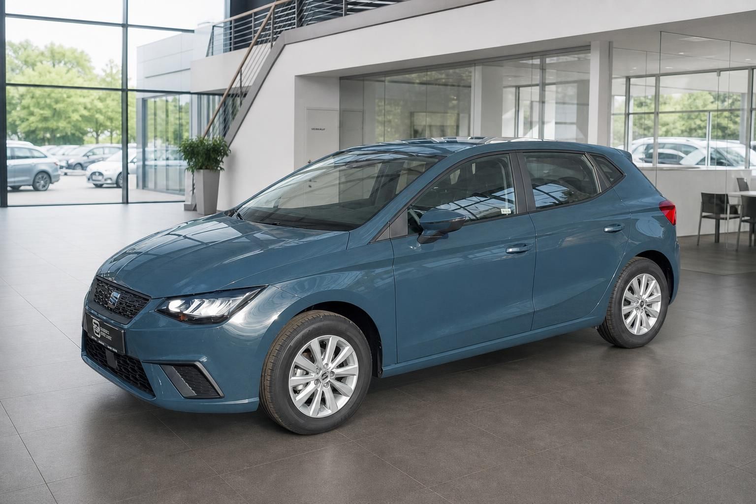 SEAT Ibiza blau Frontansicht seitlich im Autohaus