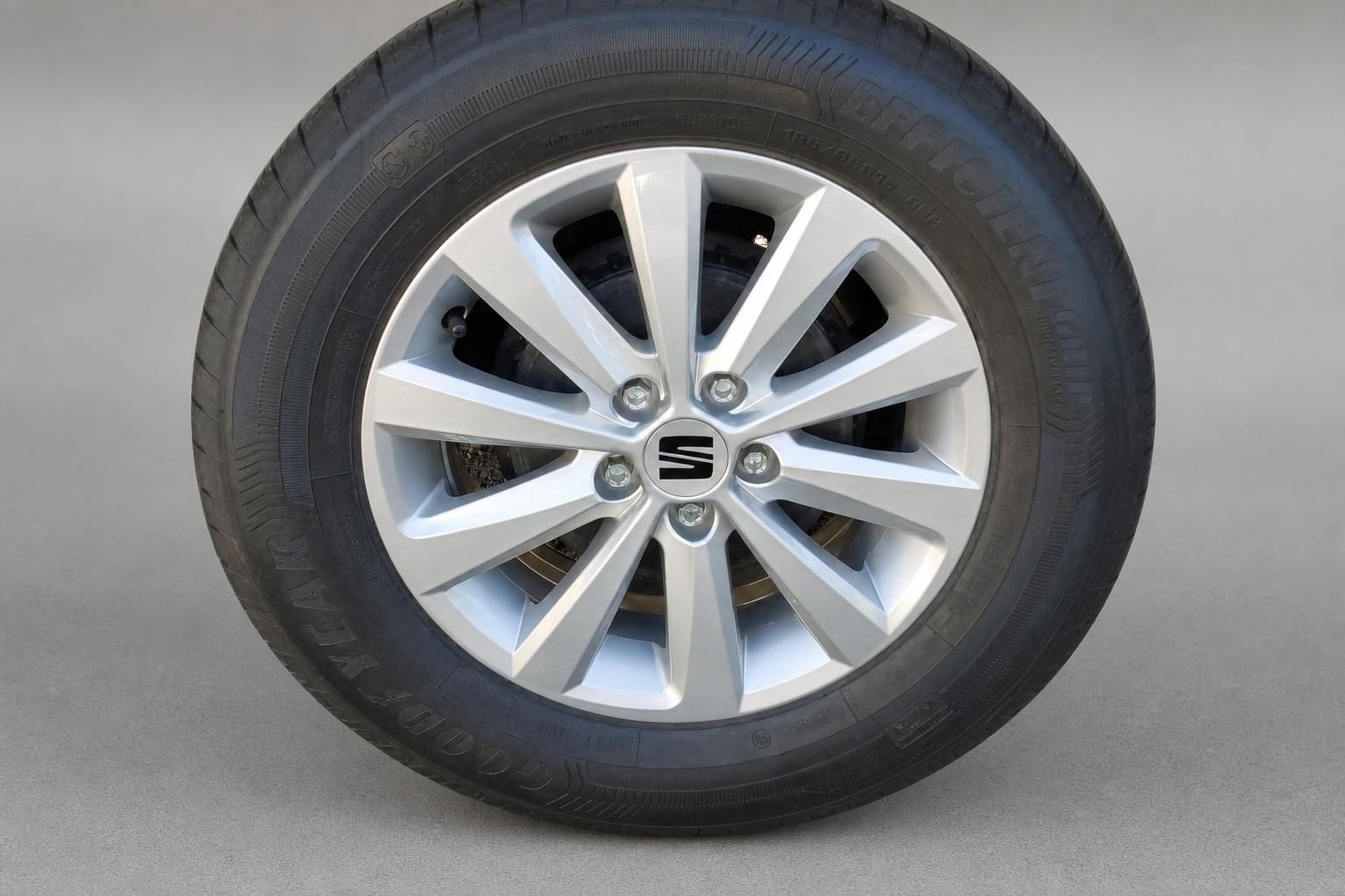SEAT Leichtmetallfelge mit Goodyear Reifen Nahaufnahme