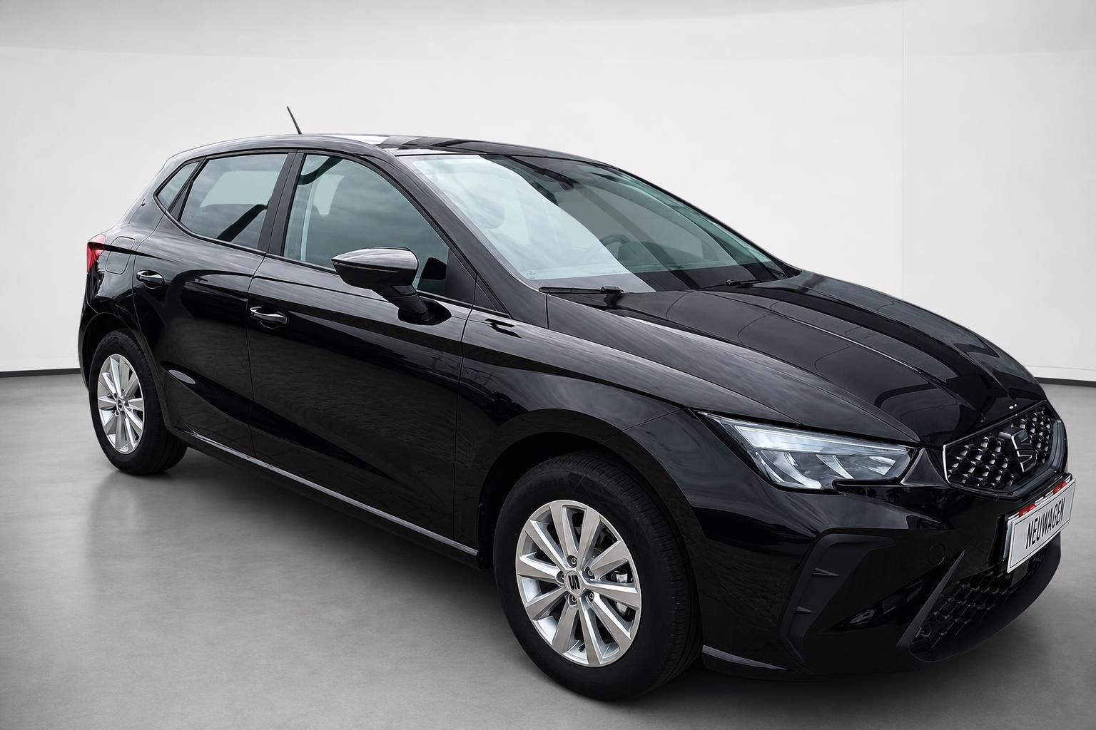 Seat Ibiza schwarz Frontansicht schraeg im Autohaus