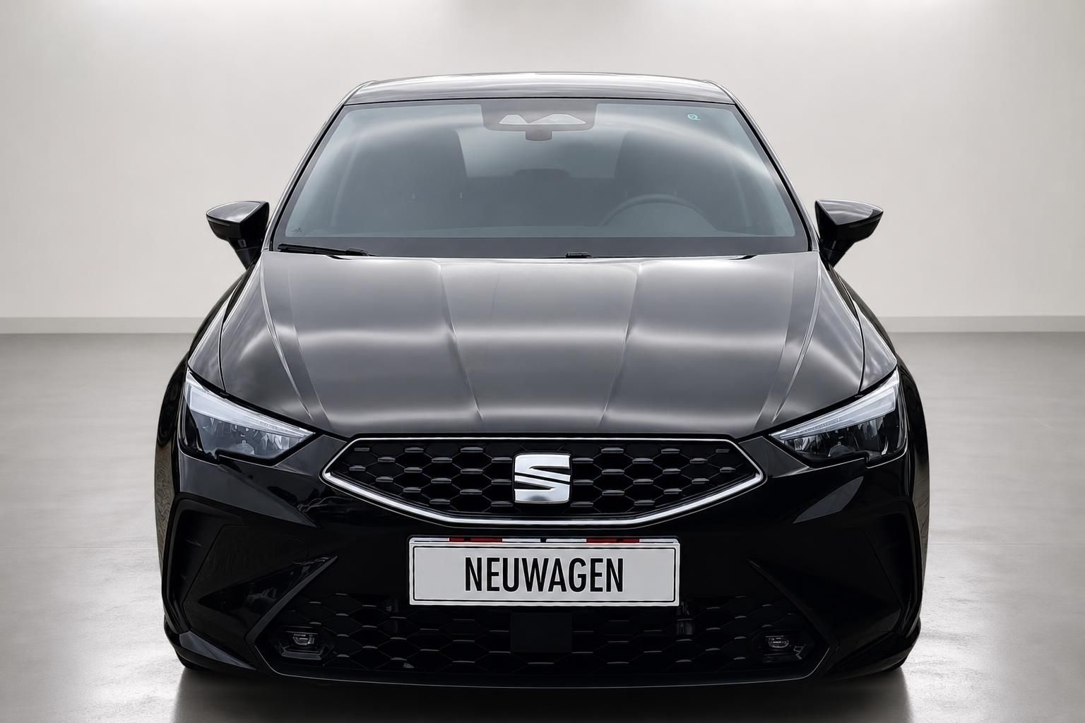 Seat Ibiza schwarz Frontansicht mit Kuehlergrill Studio