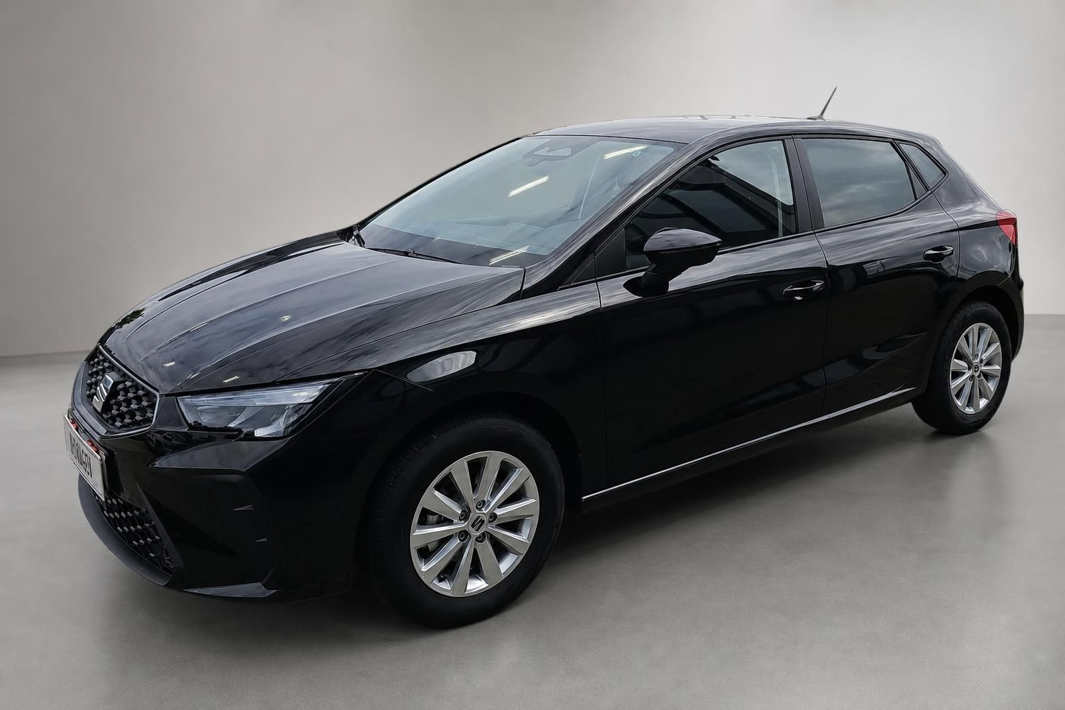 Seat Ibiza schwarz Frontansicht schraeg Neuwagen Studio