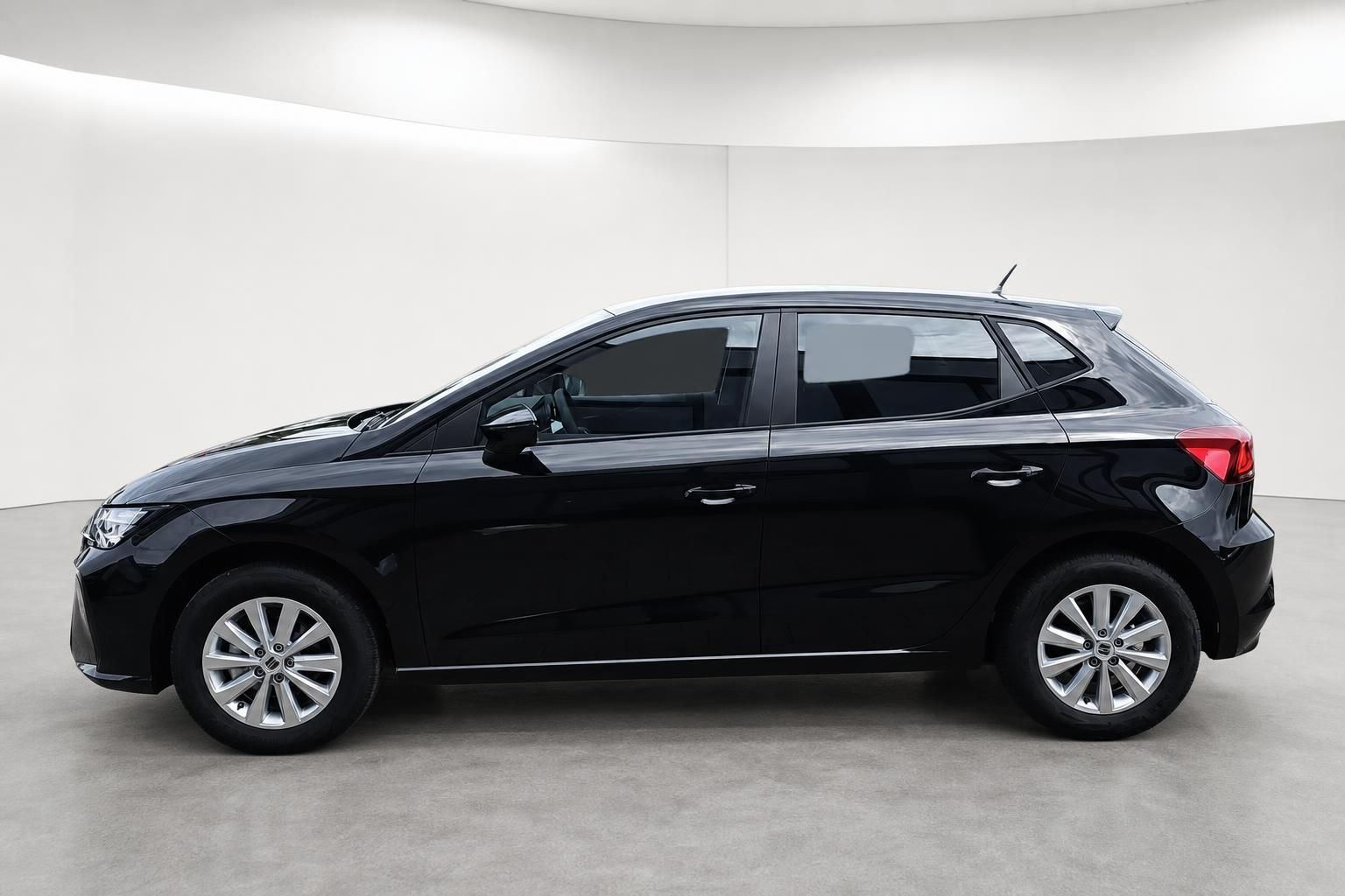 Seat Ibiza schwarz Seitenansicht Profil im Showroom