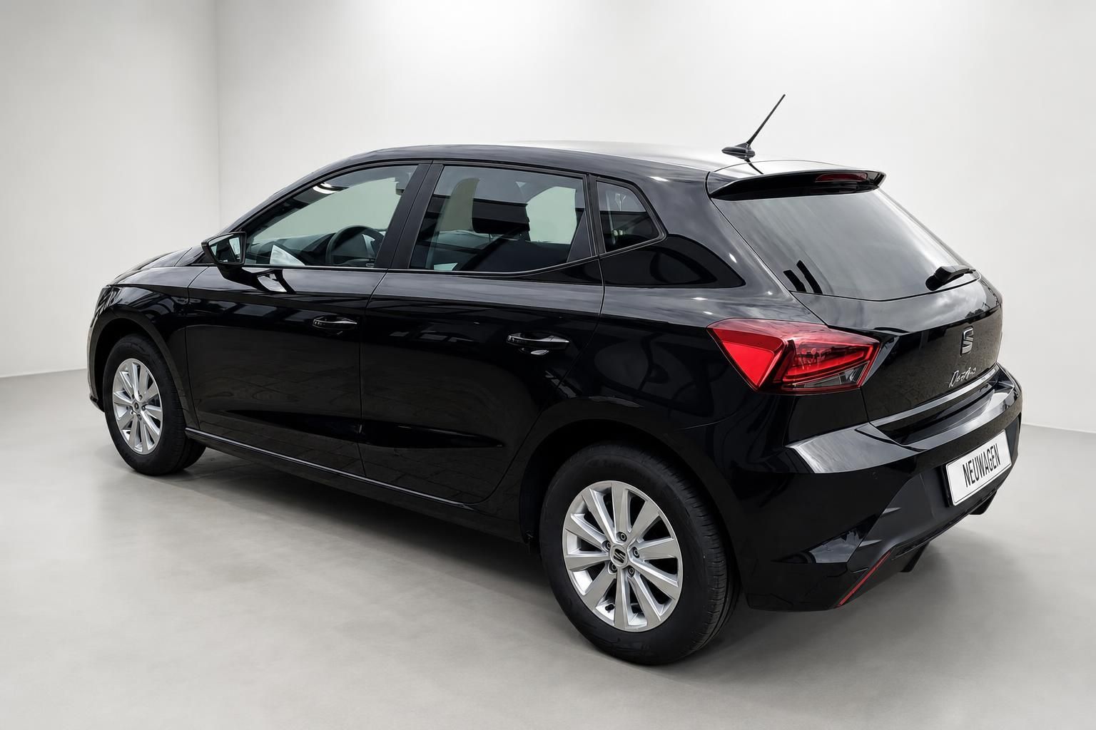 SEAT Ibiza schwarz Heckansicht seitlich im Studio