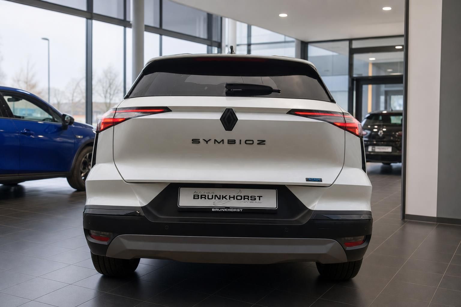 Renault Symbioz Heckansicht in weiß - Elektroauto mit modernem Design und LED-Rücklichtern