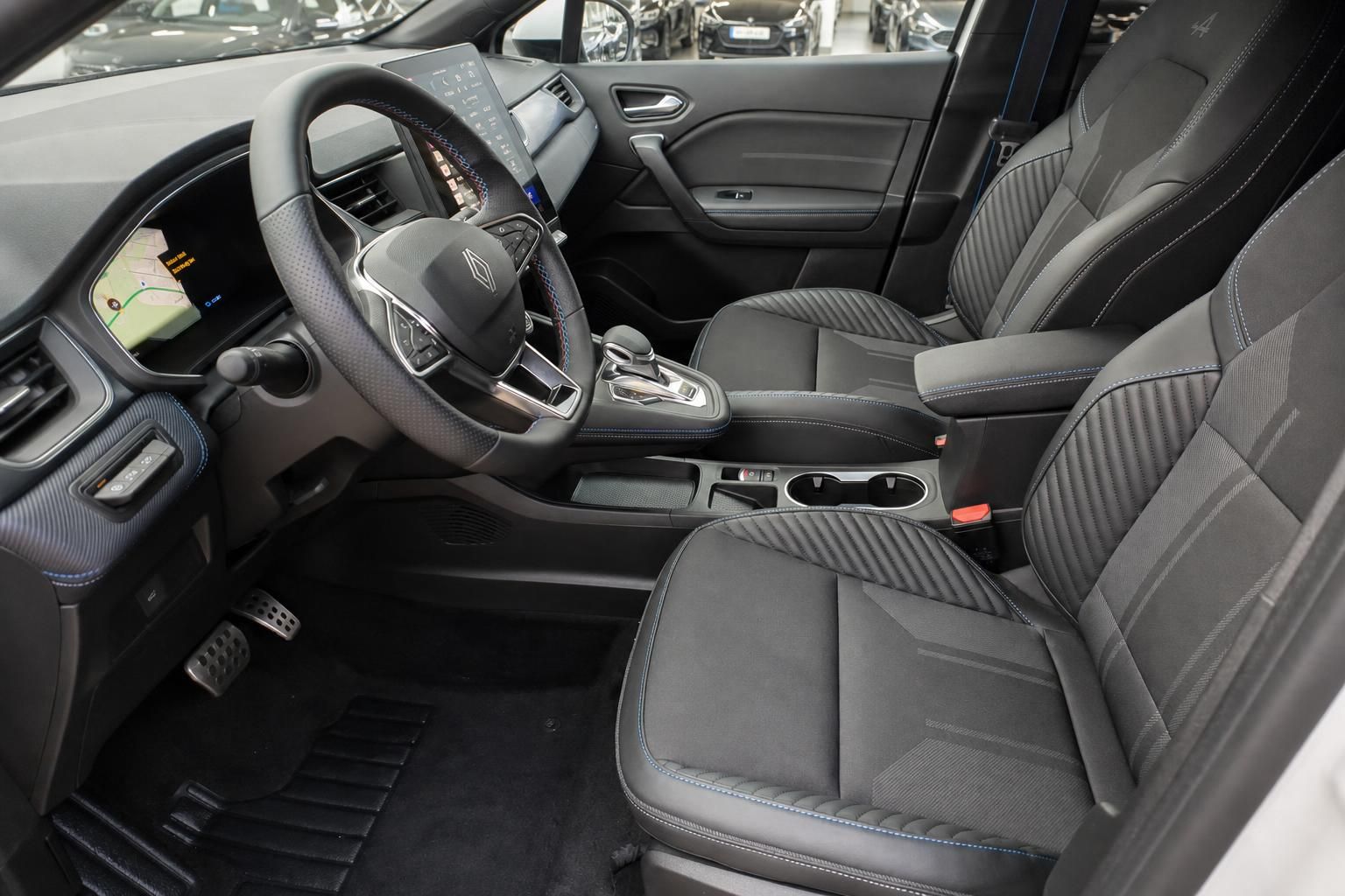 Renault Innenraum mit grauem Leder - moderne Sitze, digitales Cockpit und Automatikgetriebe