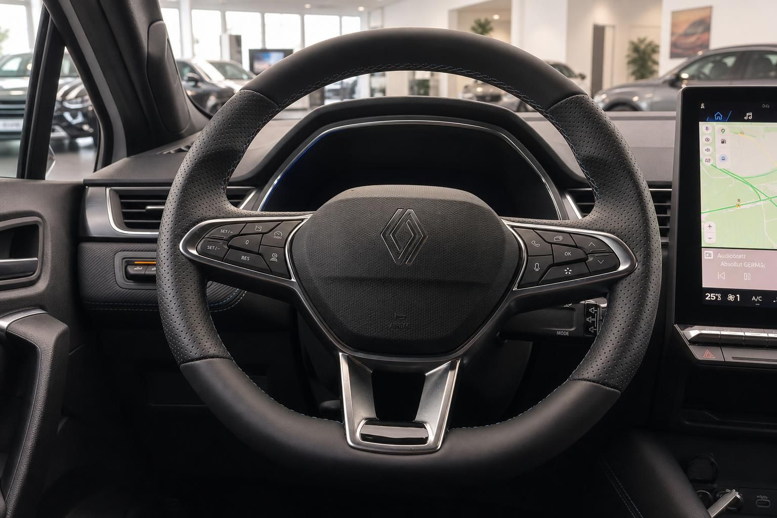 Renault Lenkrad mit Multifunktionstasten und Airbag-Logo im schwarzen Innenraum