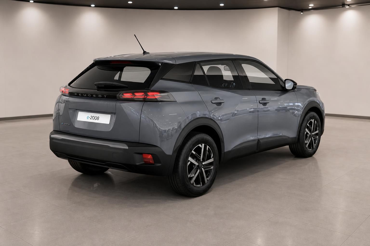Peugeot e-2008 grau Heckansicht schraeg im Autohaus Showroom