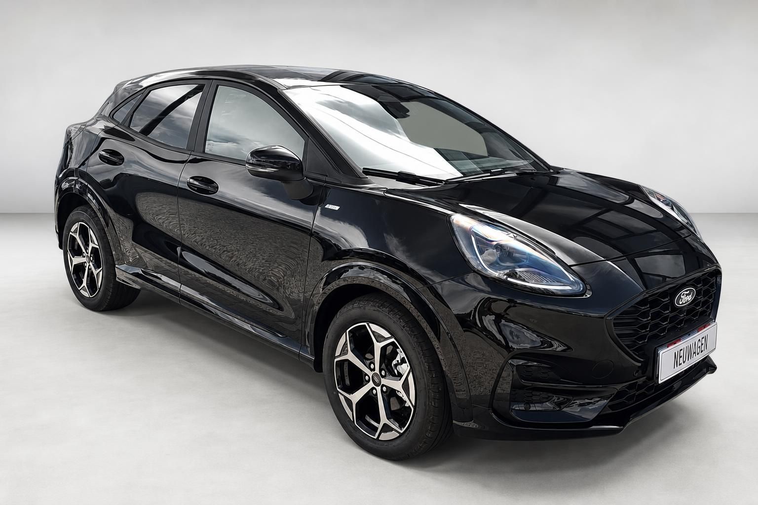 Ford Puma schwarz Seitenansicht vorne Neuwagen Studio