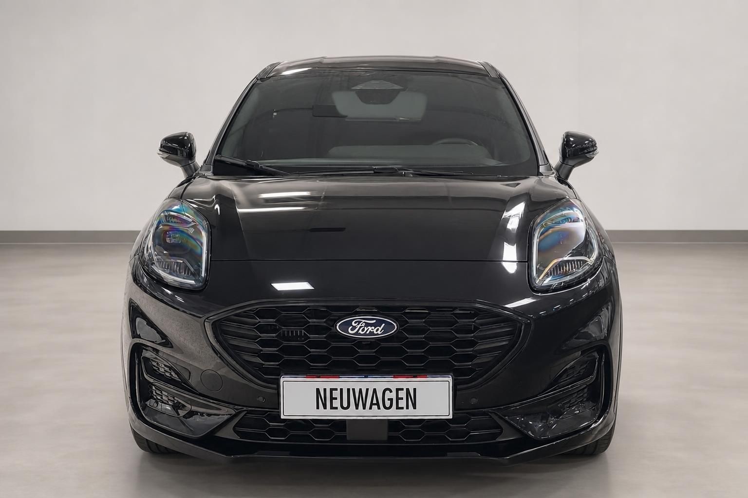 Ford Puma schwarz Frontansicht Neuwagen im Studio