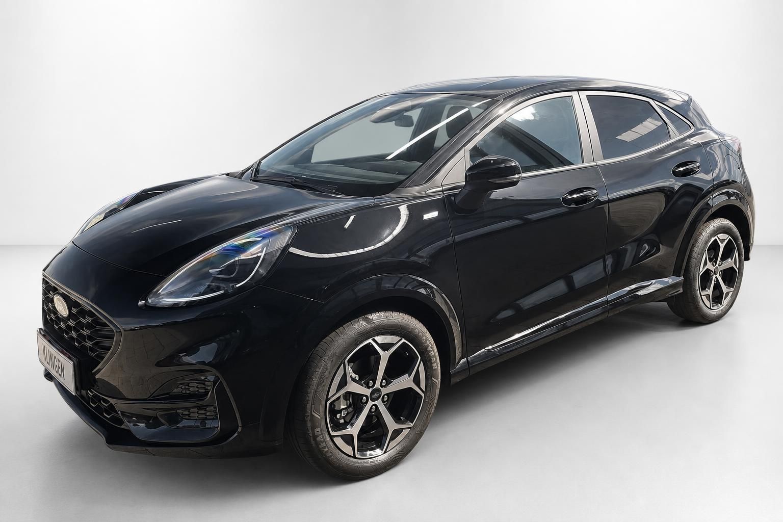 Ford Puma schwarz Frontansicht schräg im Studio