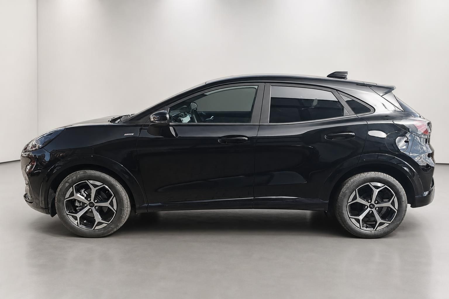 Ford Puma schwarz Seitenansicht Profil im Studio