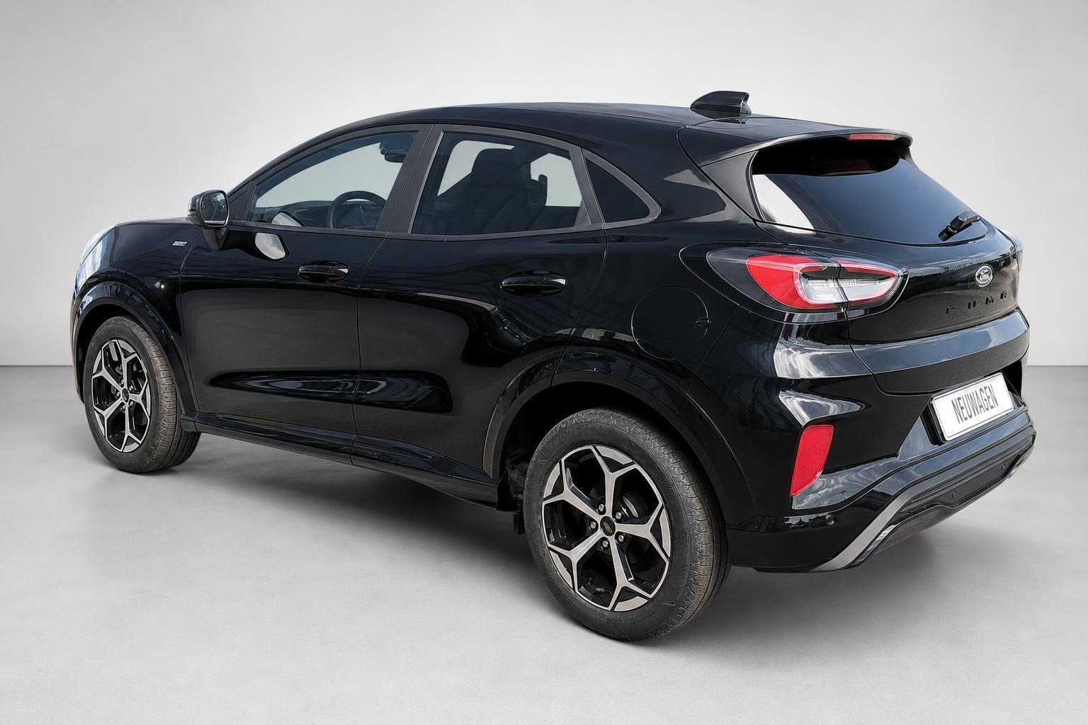 Ford Puma schwarz Heckansicht schräg Neuwagen Studio