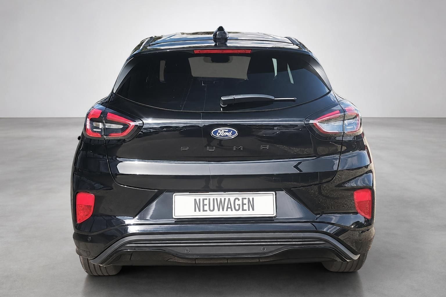 Ford Puma schwarz Heckansicht Neuwagen im Studio