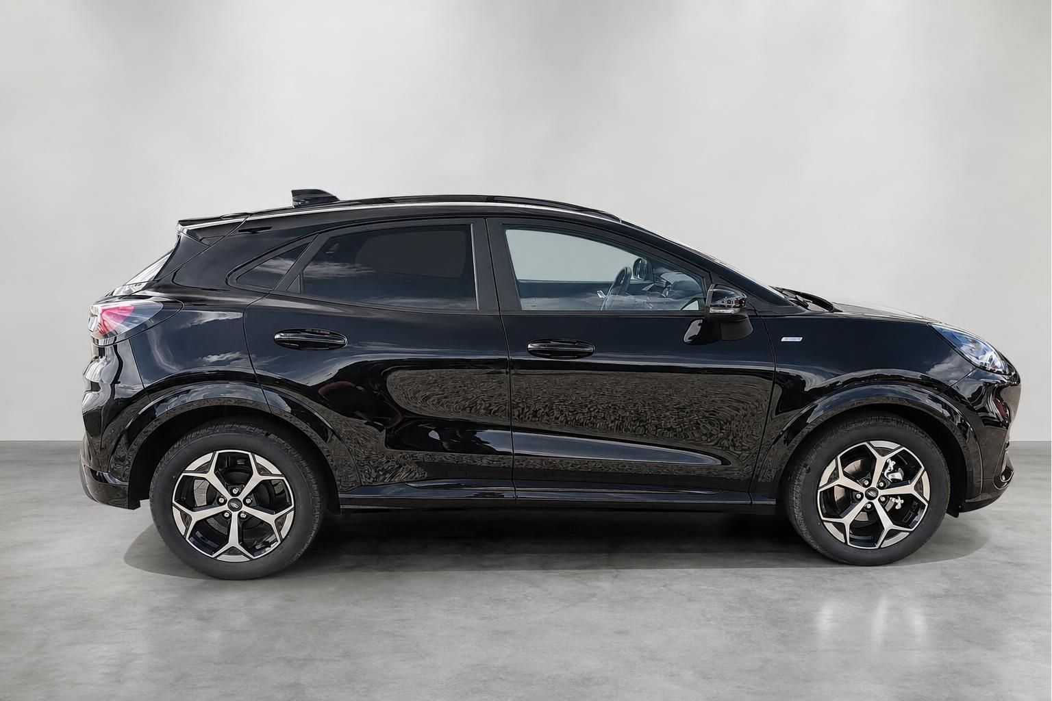Ford Puma schwarz Seitenansicht Neuwagen Studioaufnahme