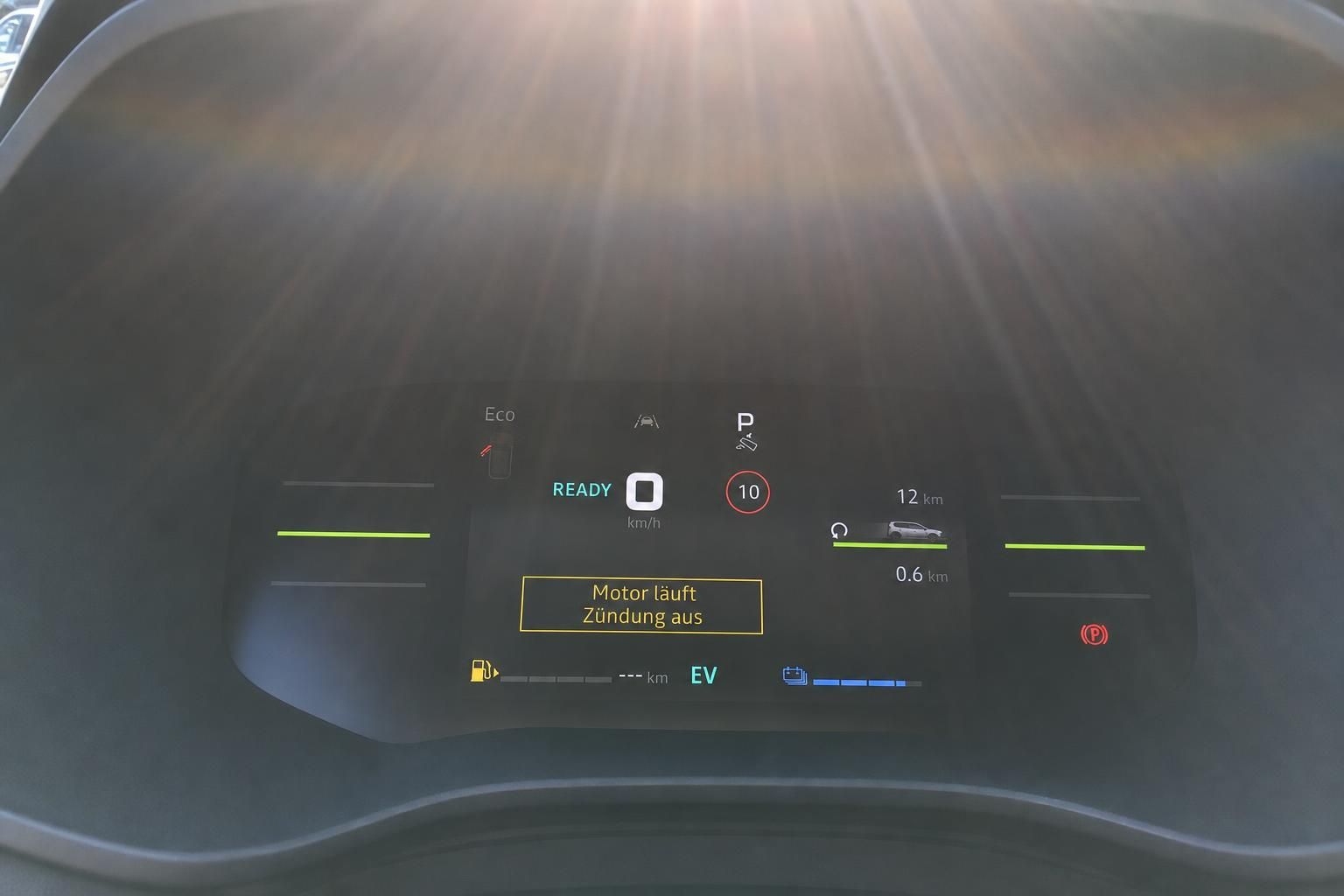 Fahrzeug Armaturenbrett mit digitalem Display und Eco-Modus Anzeige