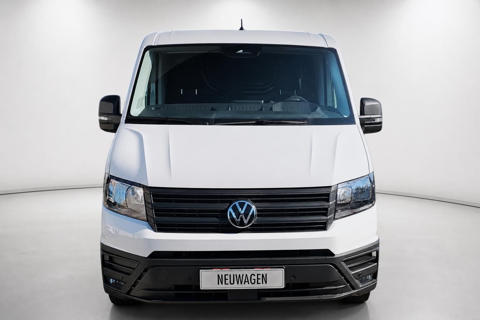 VW Crafter Kastenwagen weiß Frontansicht direkt im Studio
